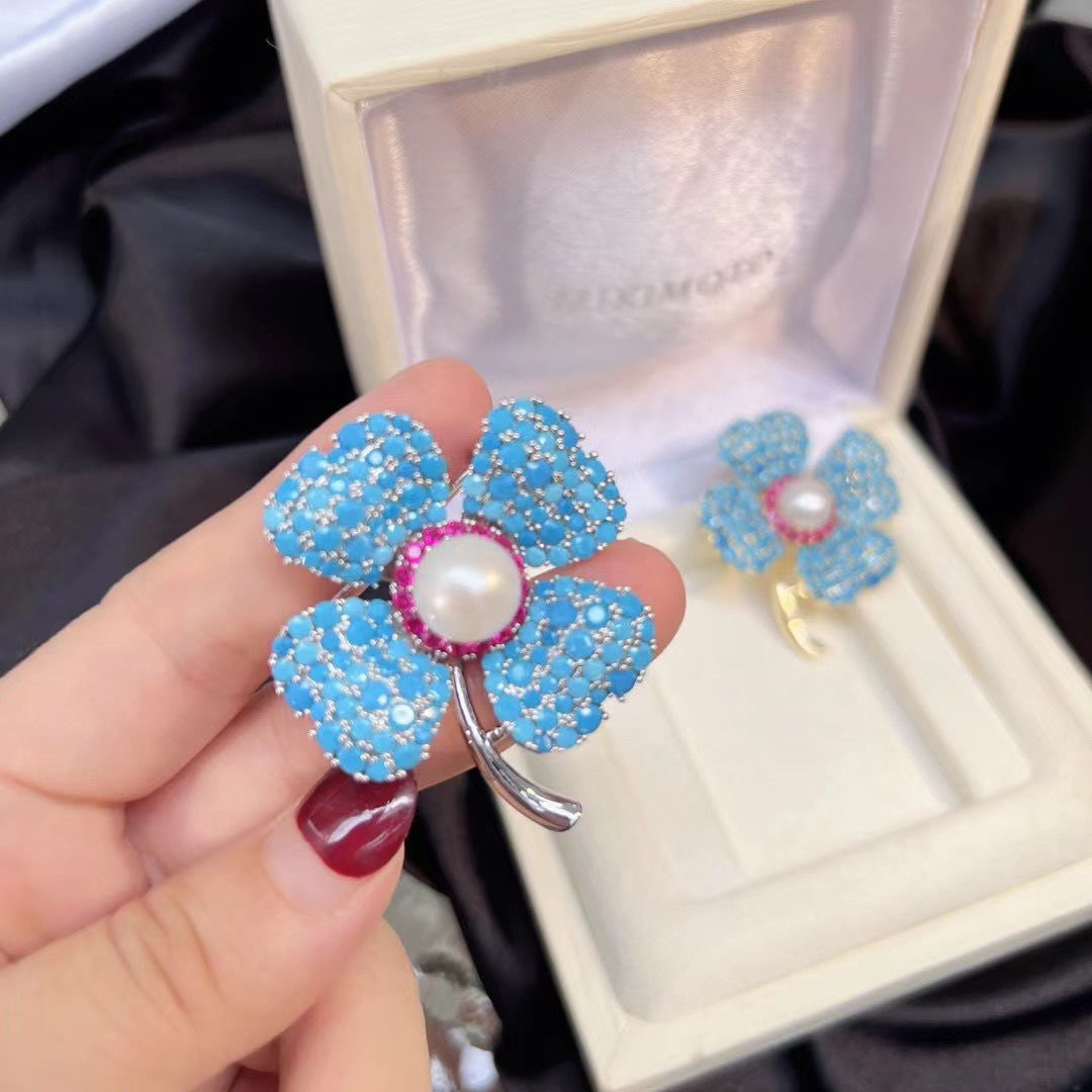 Four-leaf clover brooches and pins are sold directly from the factory Application Scenario