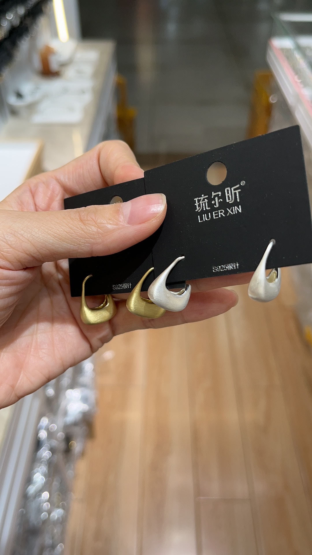 Retro gold and silver two-color real gold electroplated and brushed stud earrings Application Scenario