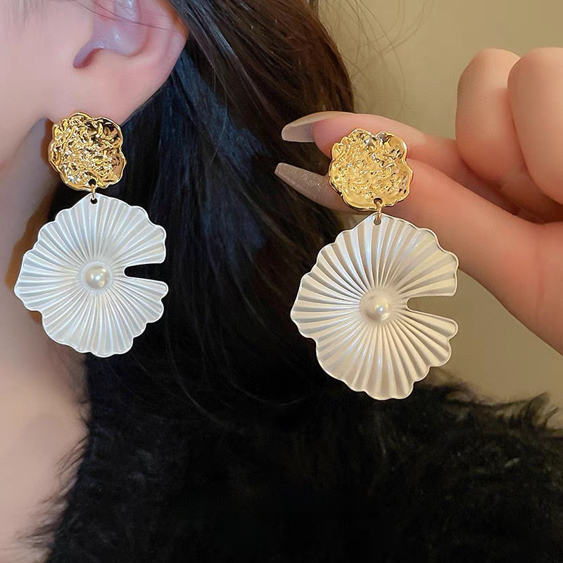 Small Exaggerated Metal Lotus Leaf Earrings Female Small Design Sense French Silver White Flower Pearl Earrings