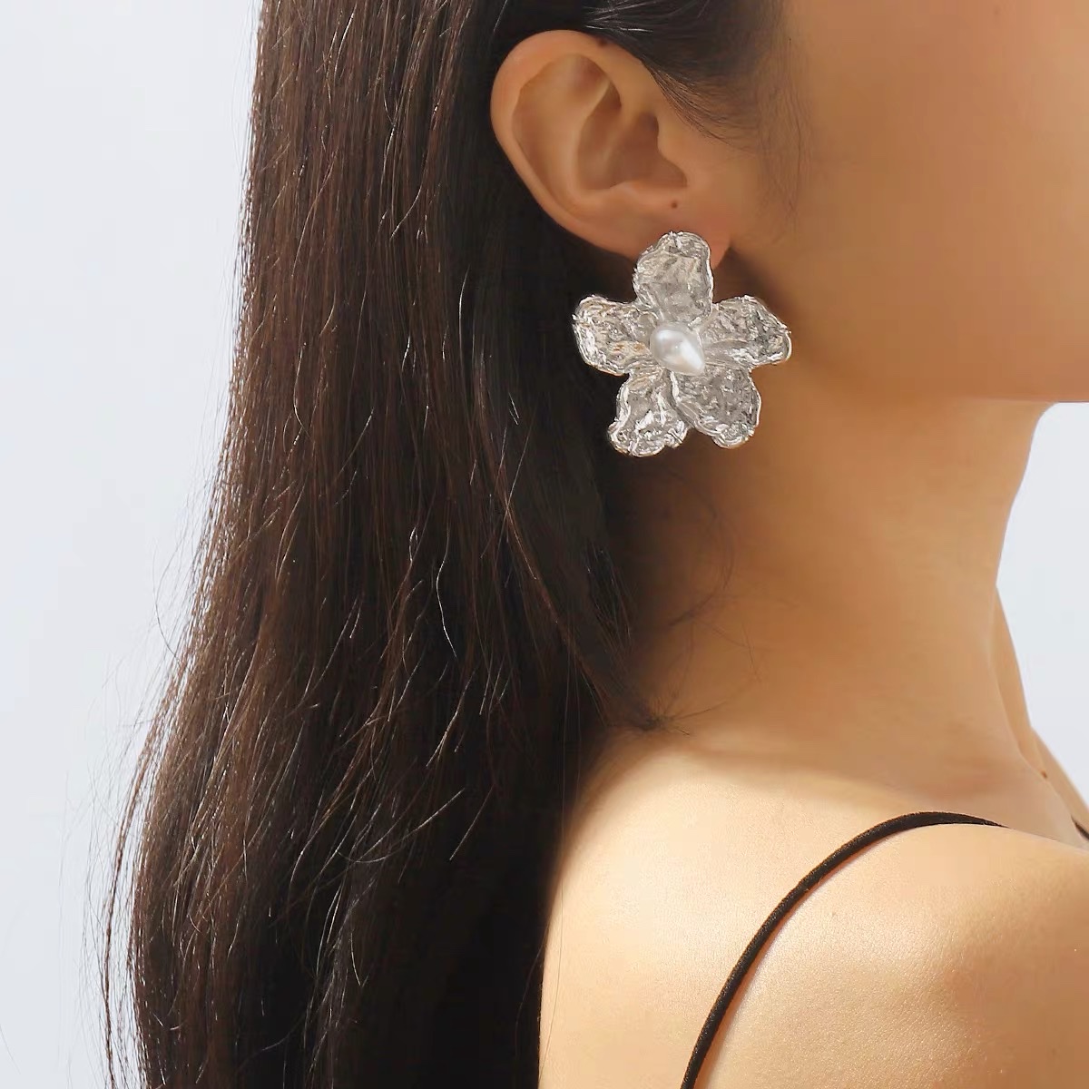 Europe And The United States Light Luxury Earrings Personality Simple Elegant Stud Trend Metallic Flower Earrings