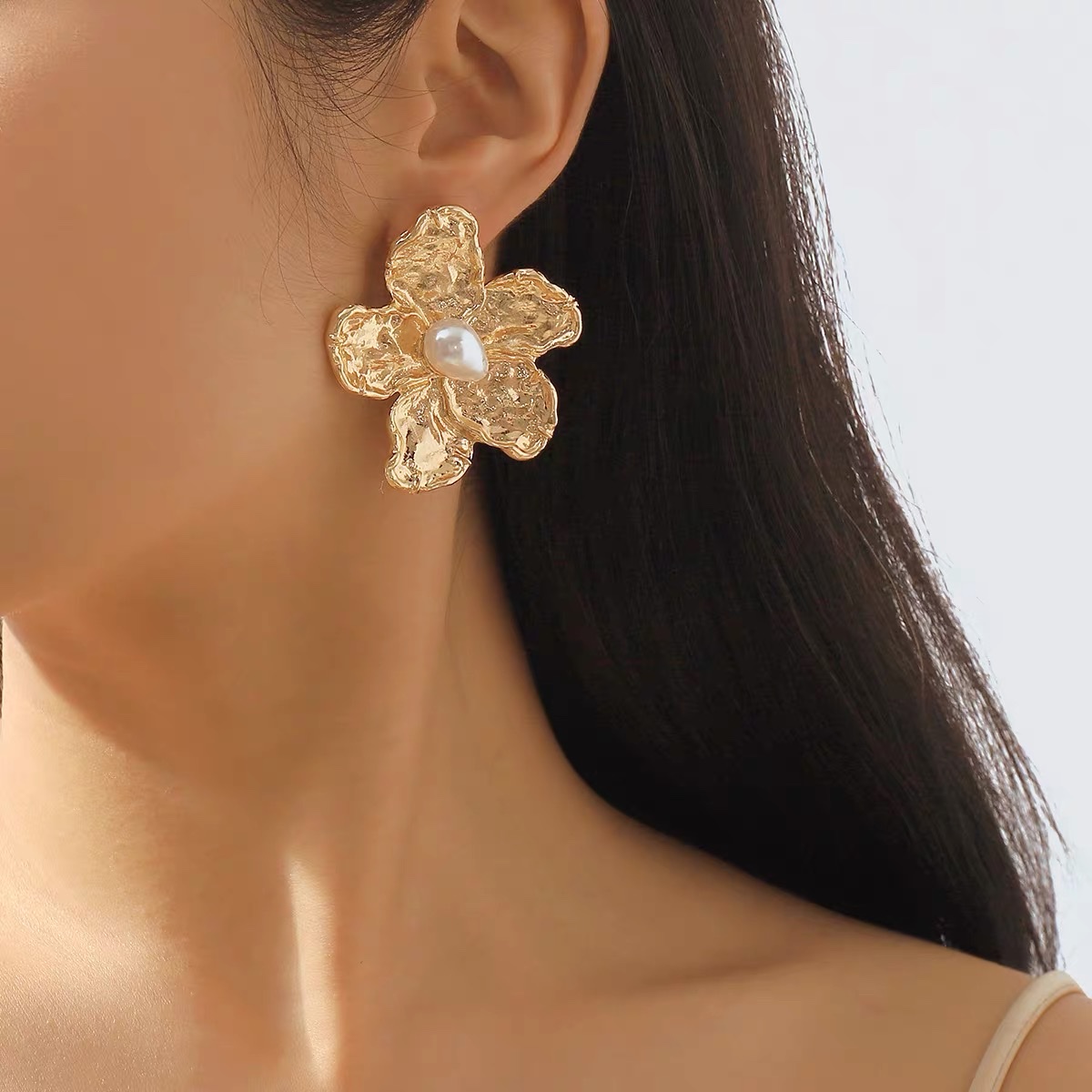 Europe And The United States Light Luxury Earrings Personality Simple Elegant Stud Trend Metallic Flower Earrings details Picture