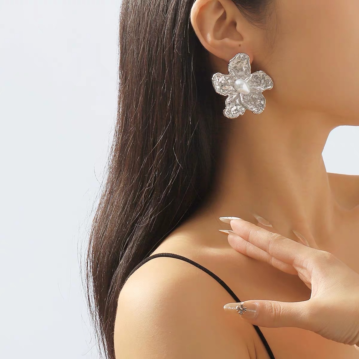 Europe And The United States Light Luxury Earrings Personality Simple Elegant Stud Trend Metallic Flower Earrings Specification drawing