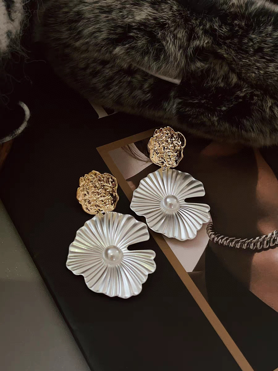 Small Exaggerated Metal Lotus Leaf Earrings Female Small Design Sense French Silver White Flower Pearl Earrings Specification drawing