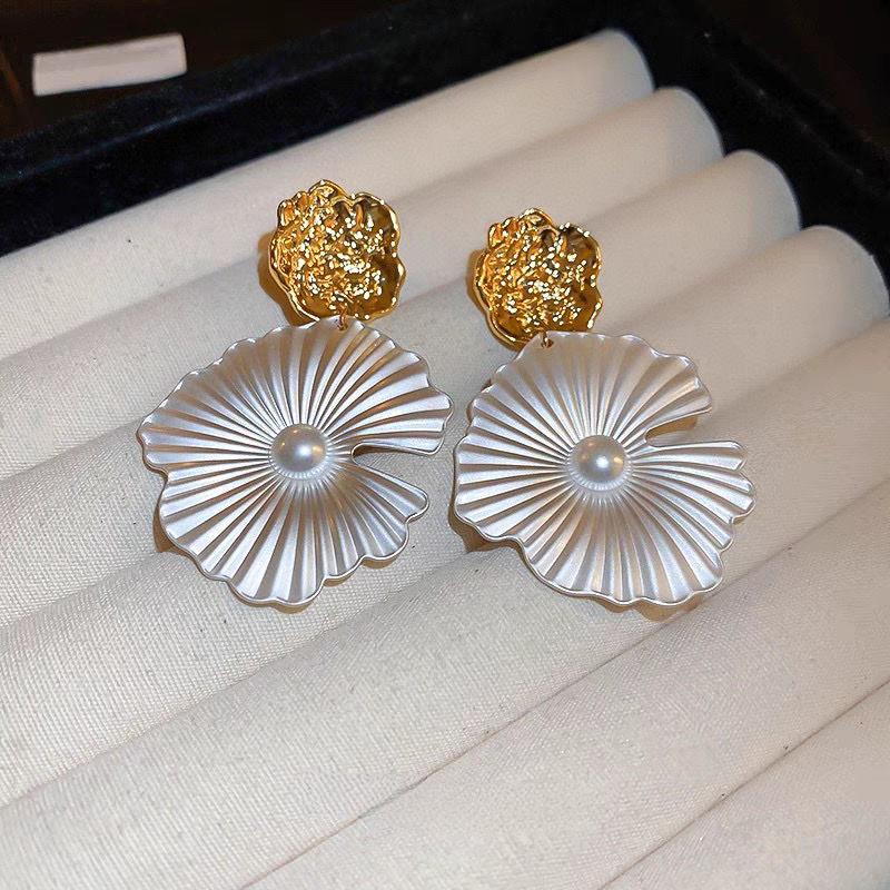 Small Exaggerated Metal Lotus Leaf Earrings Female Small Design Sense French Silver White Flower Pearl Earrings Application Scenario