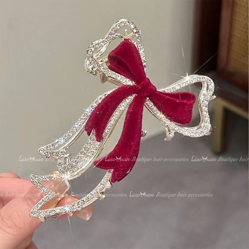 A light luxury and high-end bow hairpin for women's winter Christmas, a large red scratch-clip at the back of the head, a shark clip headpiece Application Scenario
