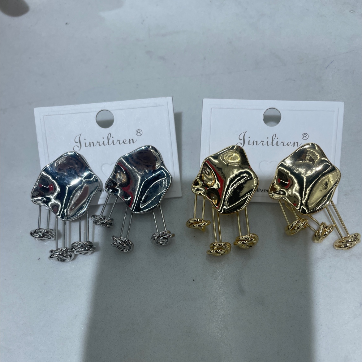 Today's Beauty Korean-style fashion earrings are made of metal materials and feature a modern and simple design style