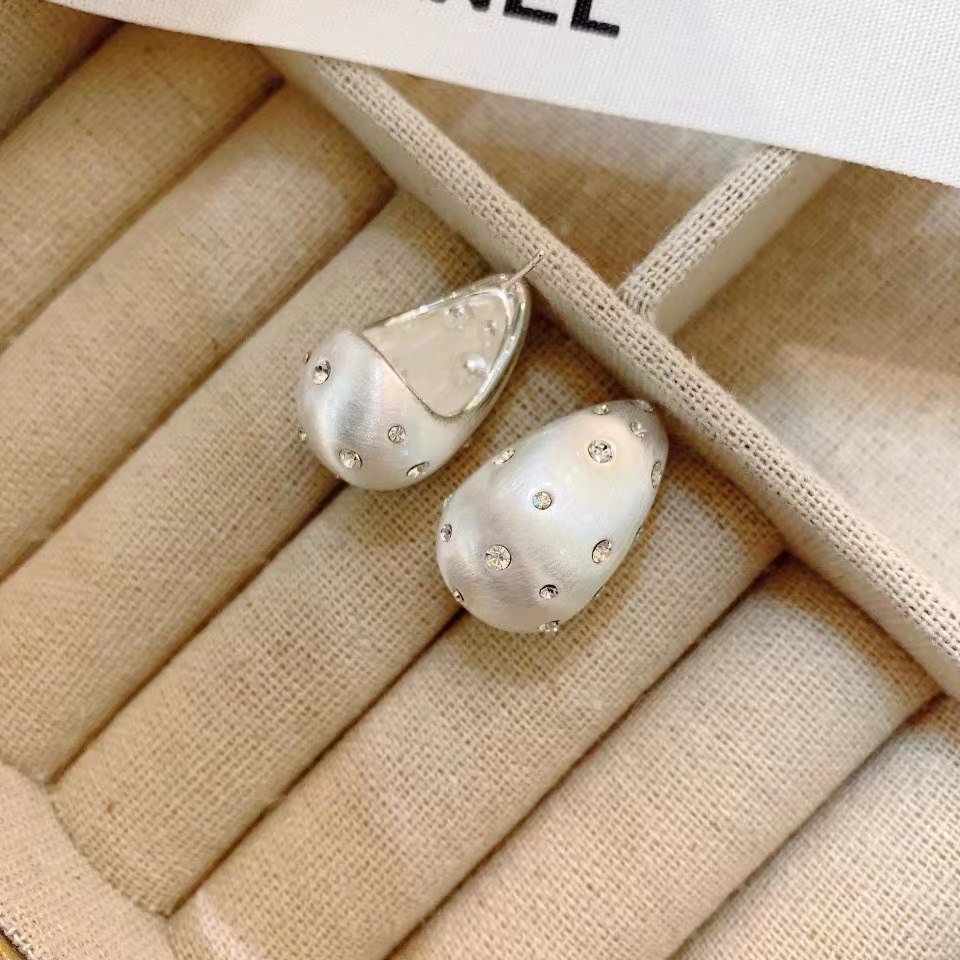 Korean Minority Temperament Personality Design Sense Comma Fashion Trend High-Grade Diamond Earrings Fate Season Application Scenario