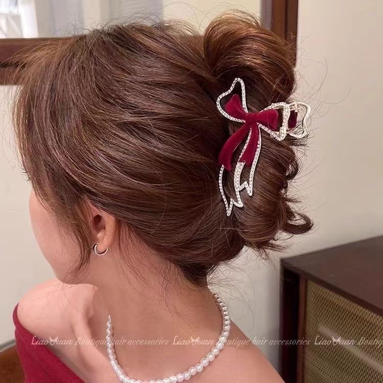 A light luxury and high-end bow hairpin for women's winter Christmas, a large red scratch-clip at the back of the head, a shark clip headpiece Item Picture