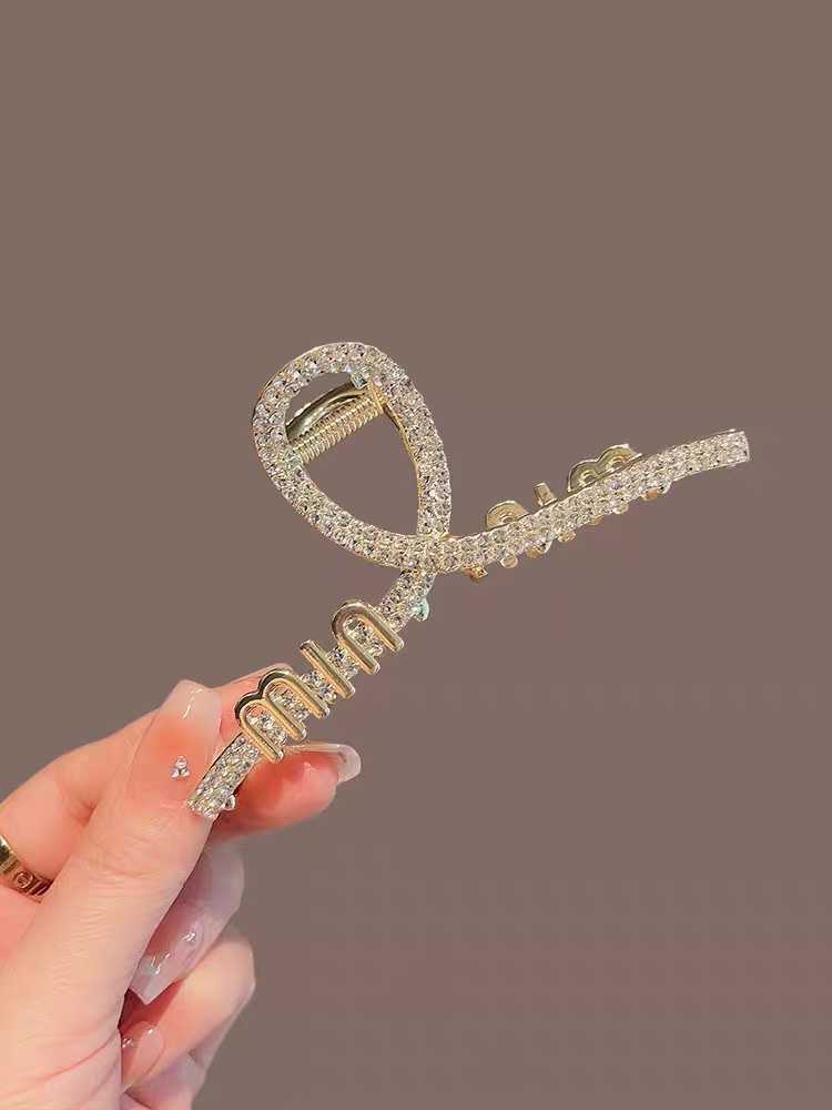 High-end water diamond claw clip, shark clip on the back of the female head, large internet-famous style hair clip, metal updo hair clip headwear Application Scenario