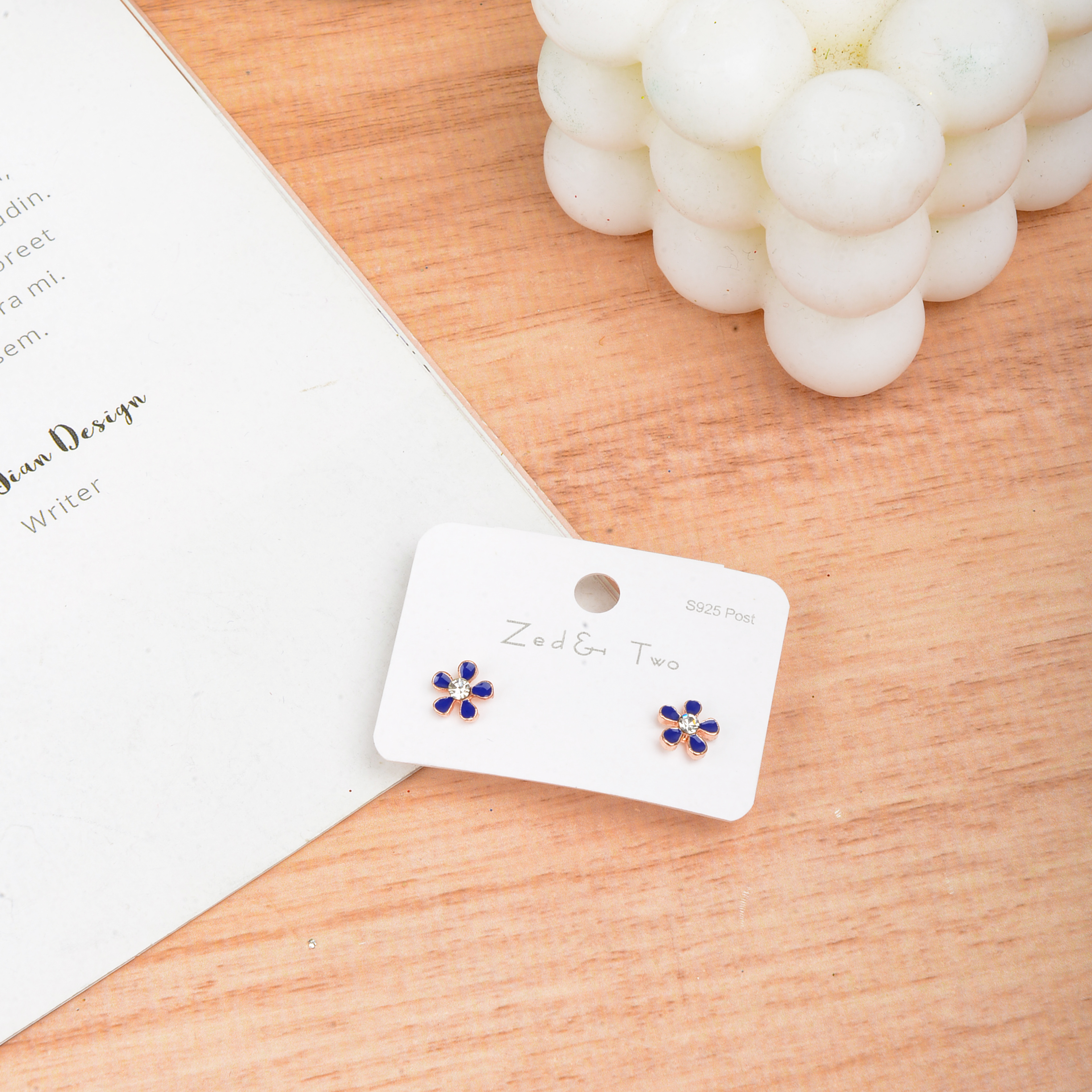 In the fashion of jewelry and earrings, single-pair oiled plum blossom style stud earrings are popular