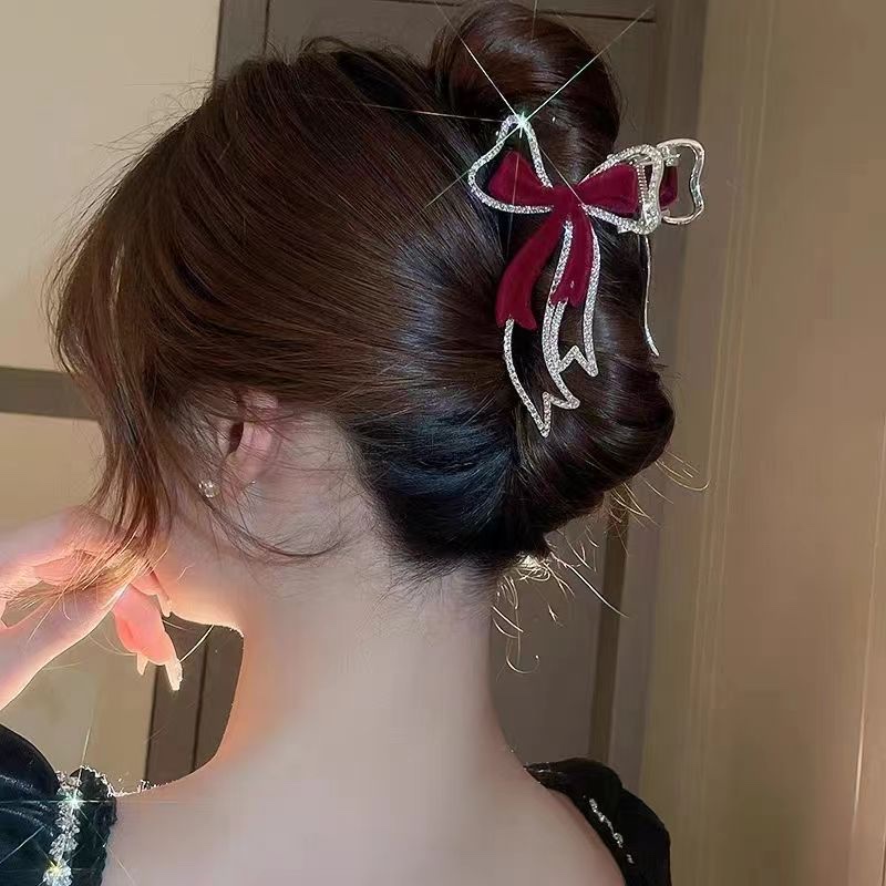 A light luxury and high-end bow hairpin for women's winter Christmas, a large red scratch-clip at the back of the head, a shark clip headpiece details Picture