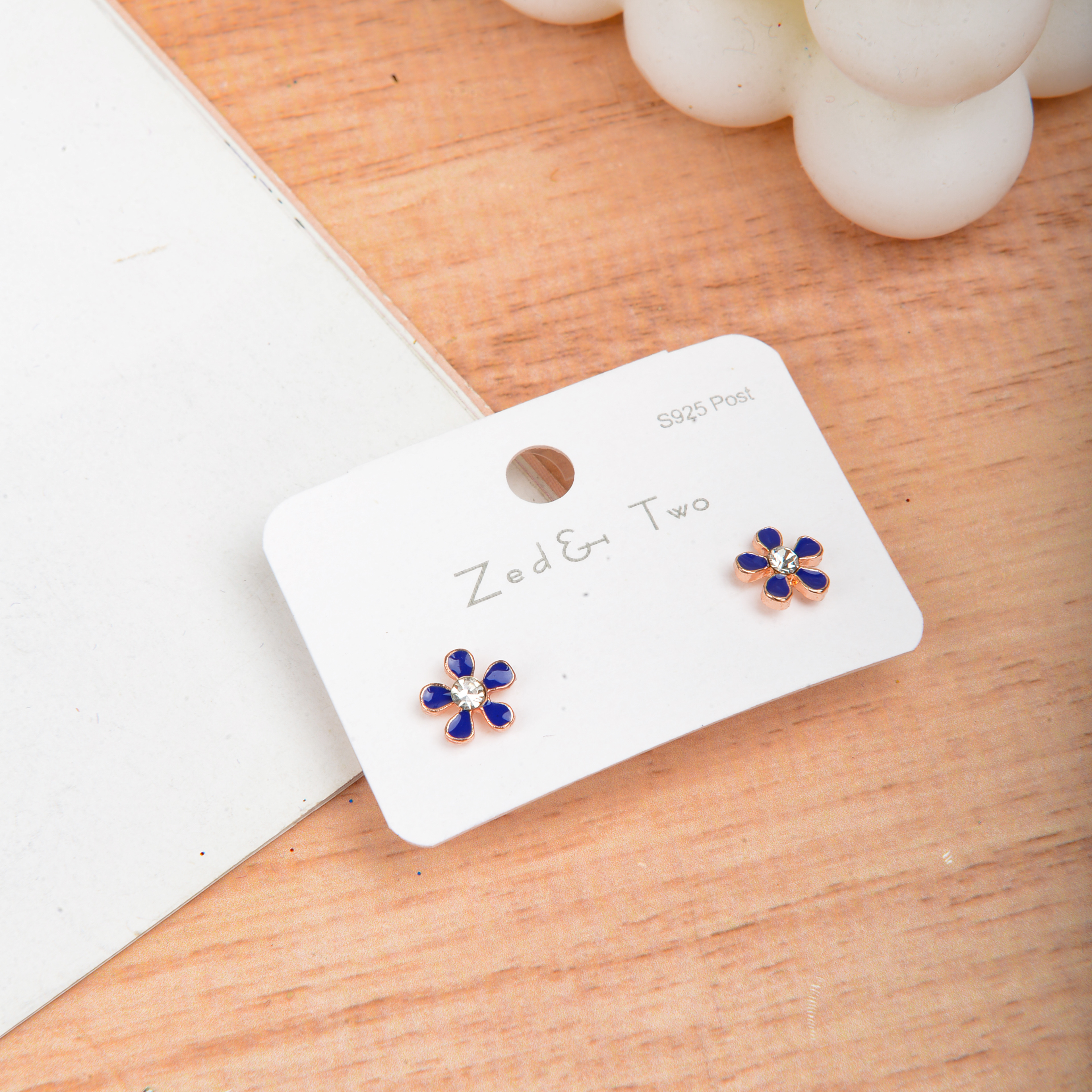 In the fashion of jewelry and earrings, single-pair oiled plum blossom style stud earrings are popular details Picture