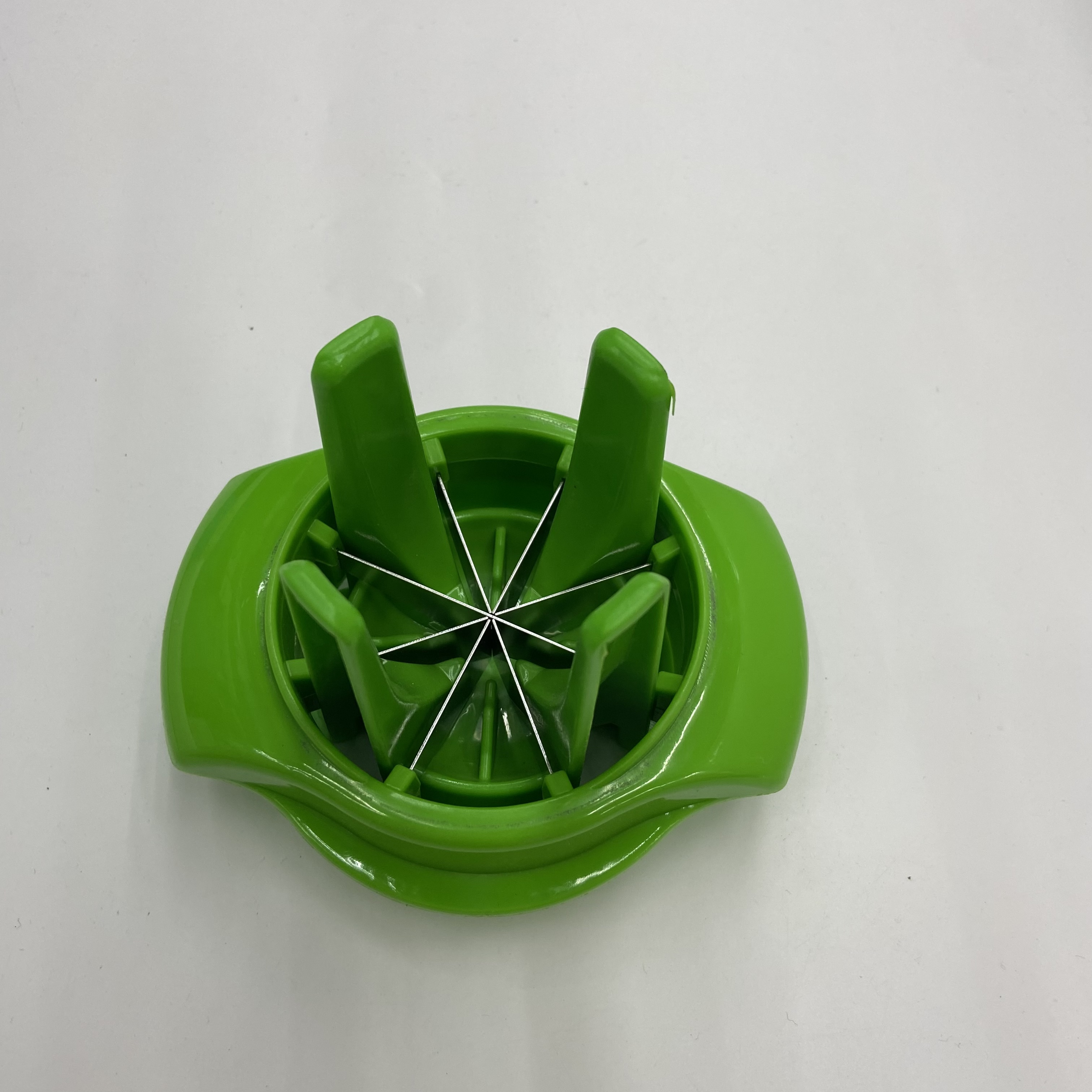 Fruit slicer, kitchen multi-functional stainless steel slicer, lemon slicer, apple cutter Application Scenario
