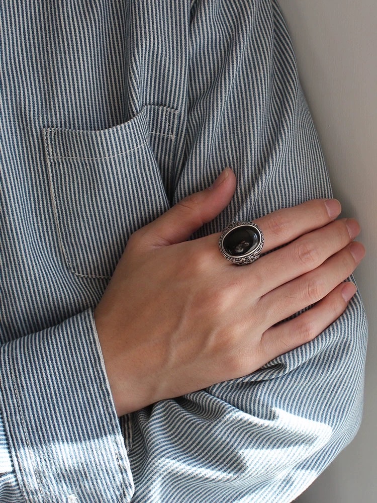 呈银色新款指环个性时尚欧美创意镶嵌方形红锆石男士约会戒指白底实物图