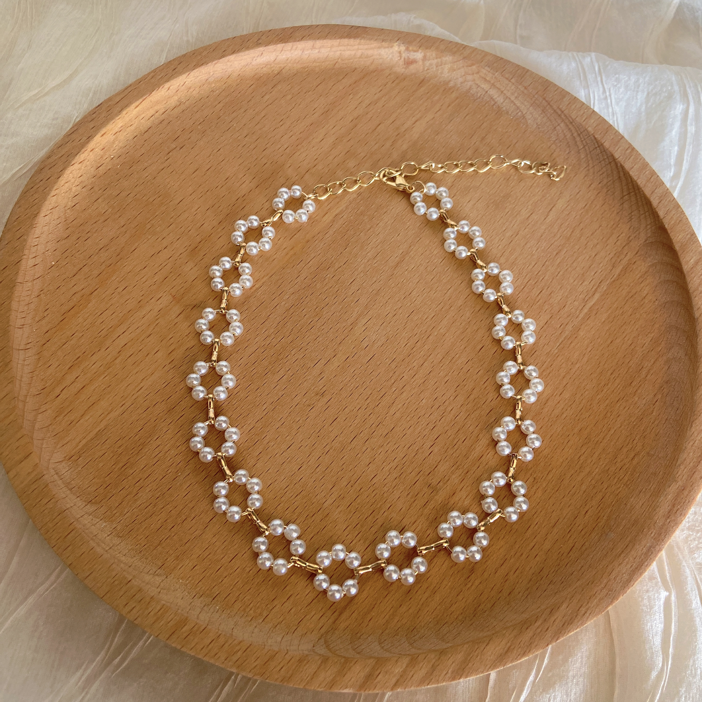 Handmade chain pearl necklace: Fashionable, simple, elegant and niche collarbone necklace details Picture