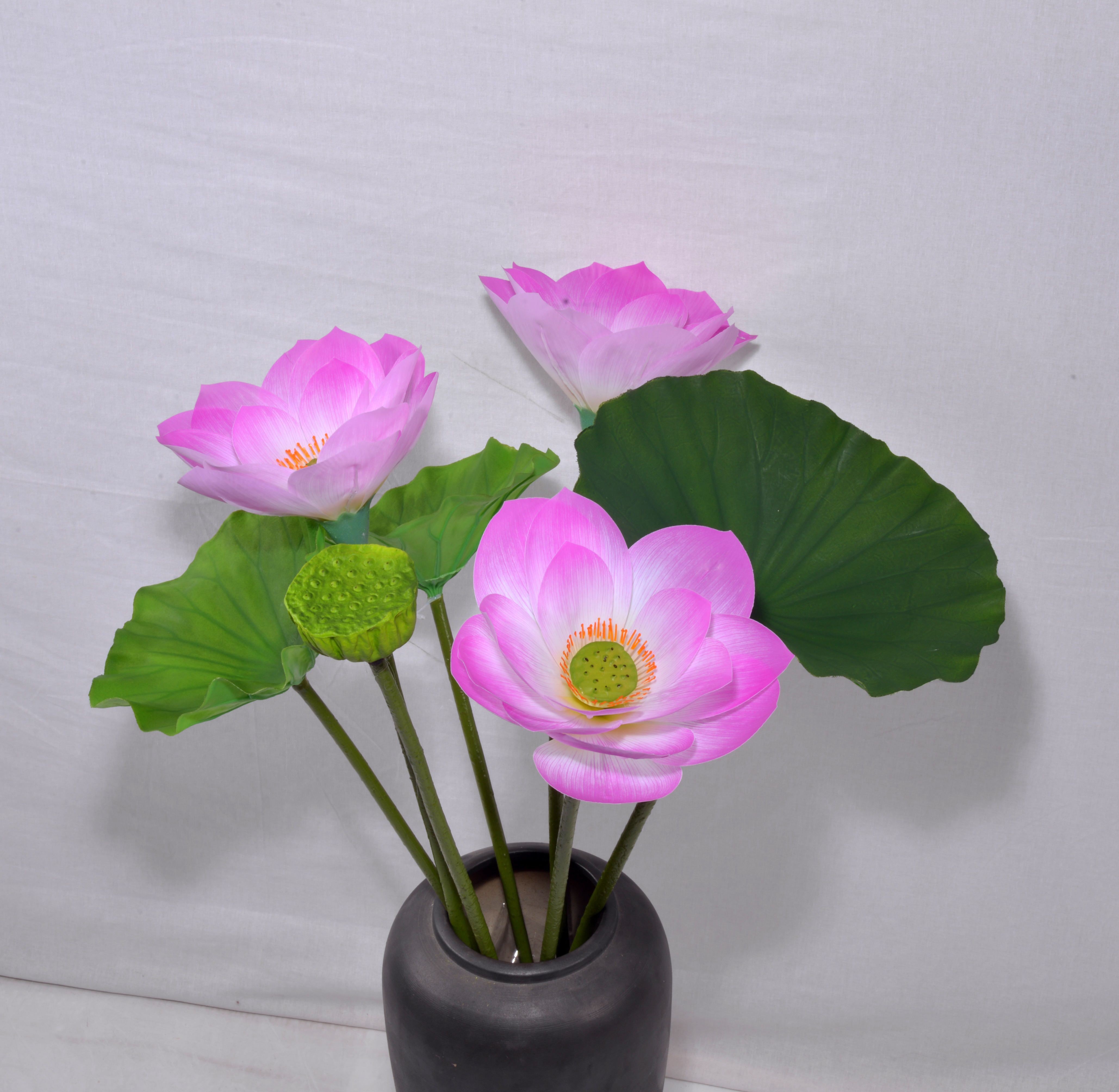 soul show单头胶片荷花，长度83cm，单头荷花（展开直径24cm），胶片材料，内有花芯（直径4cm），枝干过胶