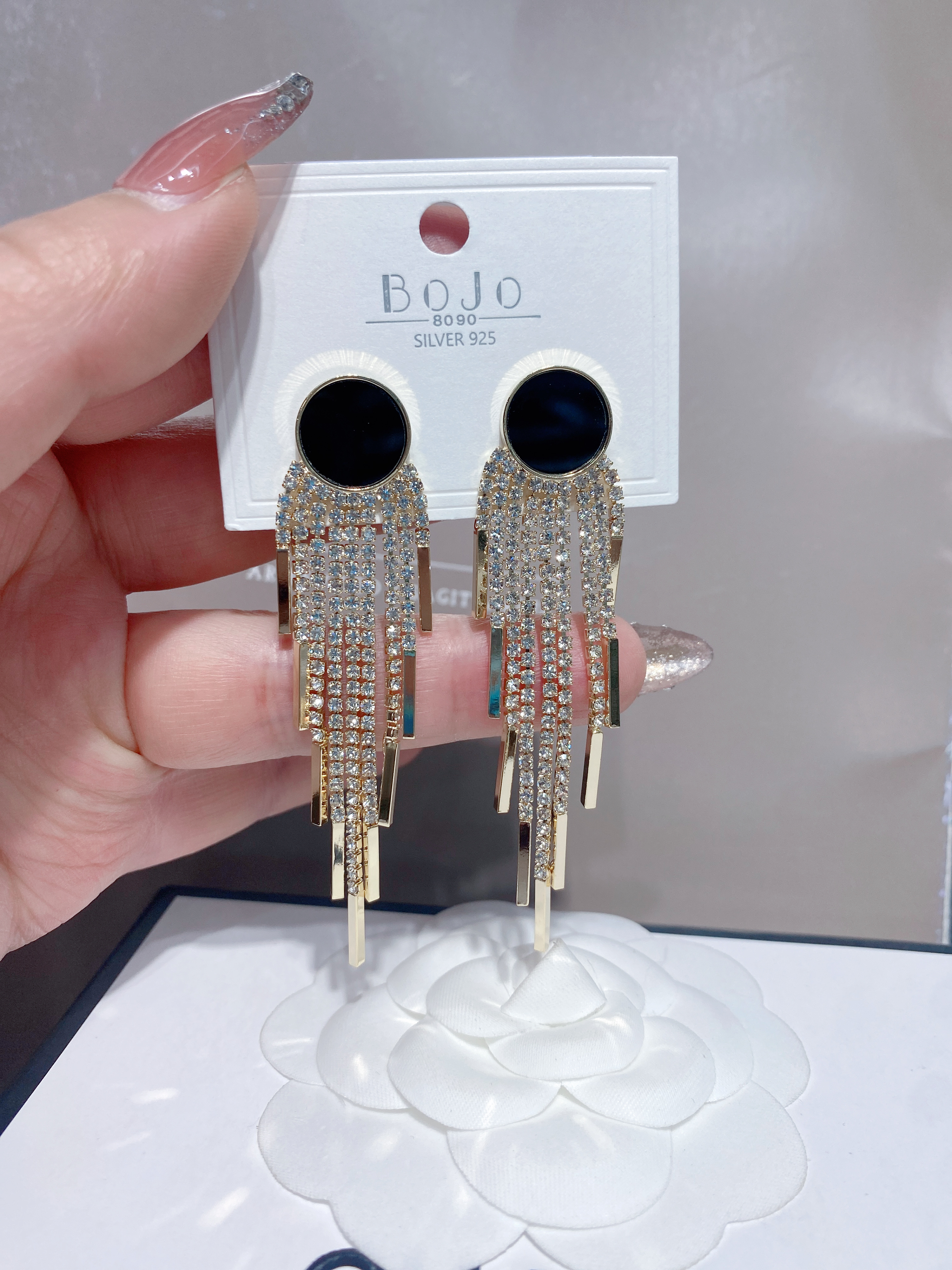 Long and slimming mid-length Korean-style earrings