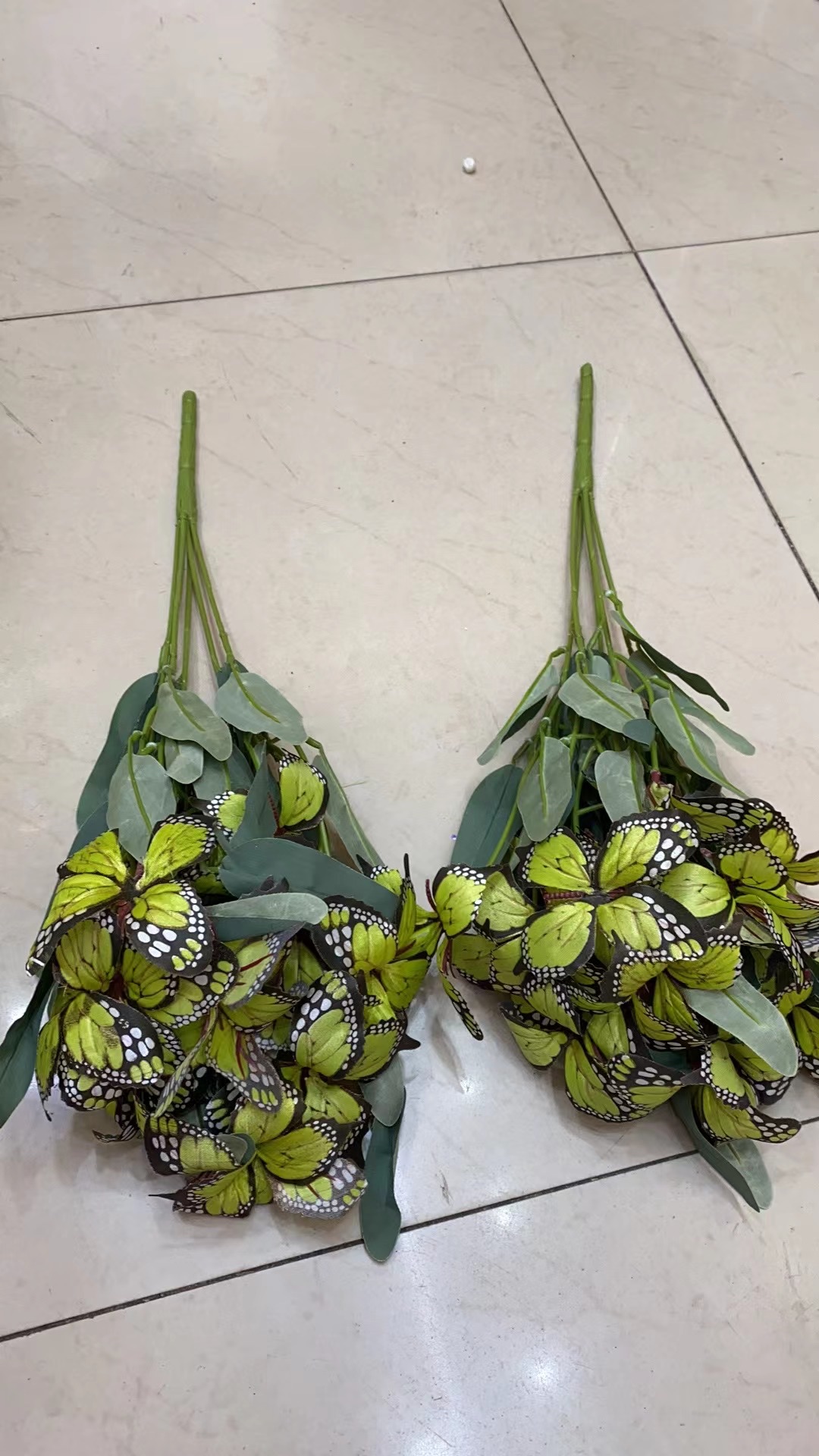 Cloth flowers put a bunch of butterflies very high-end atmospheric class thumbnail