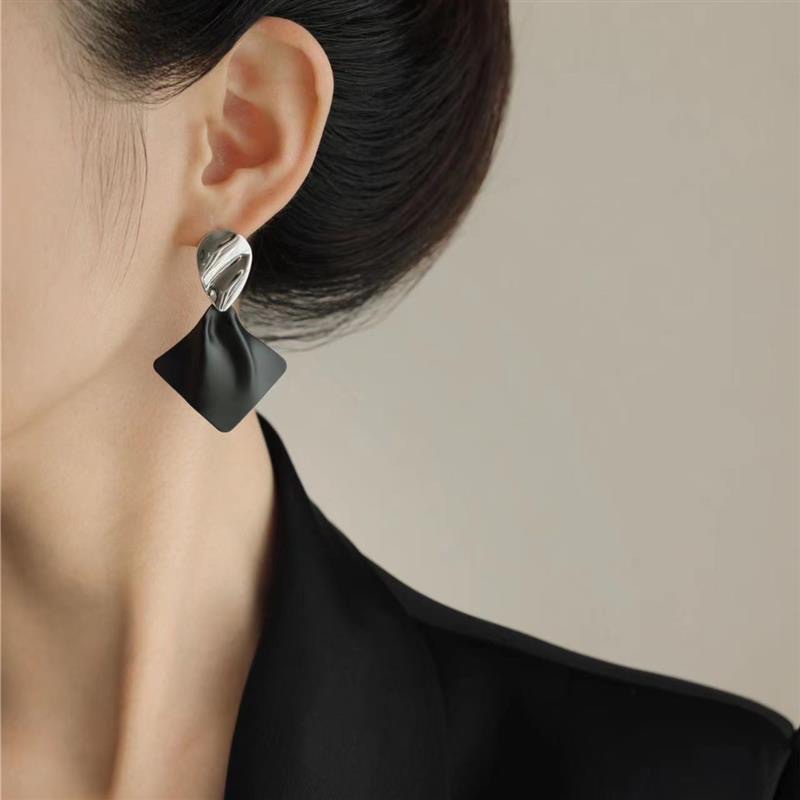 Water-drop geometric black square earrings