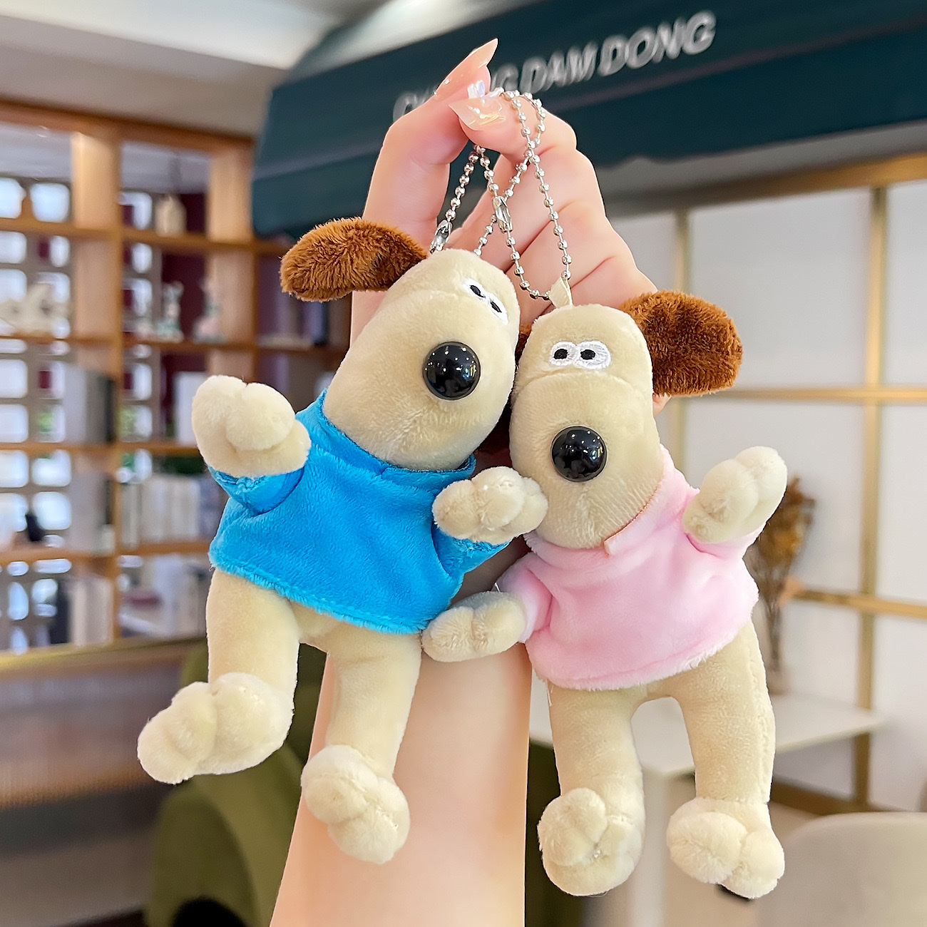 Plush hoodie dog cartoon keychain, cute female doll, car key chain, exquisite figurine, couple backpack pendant