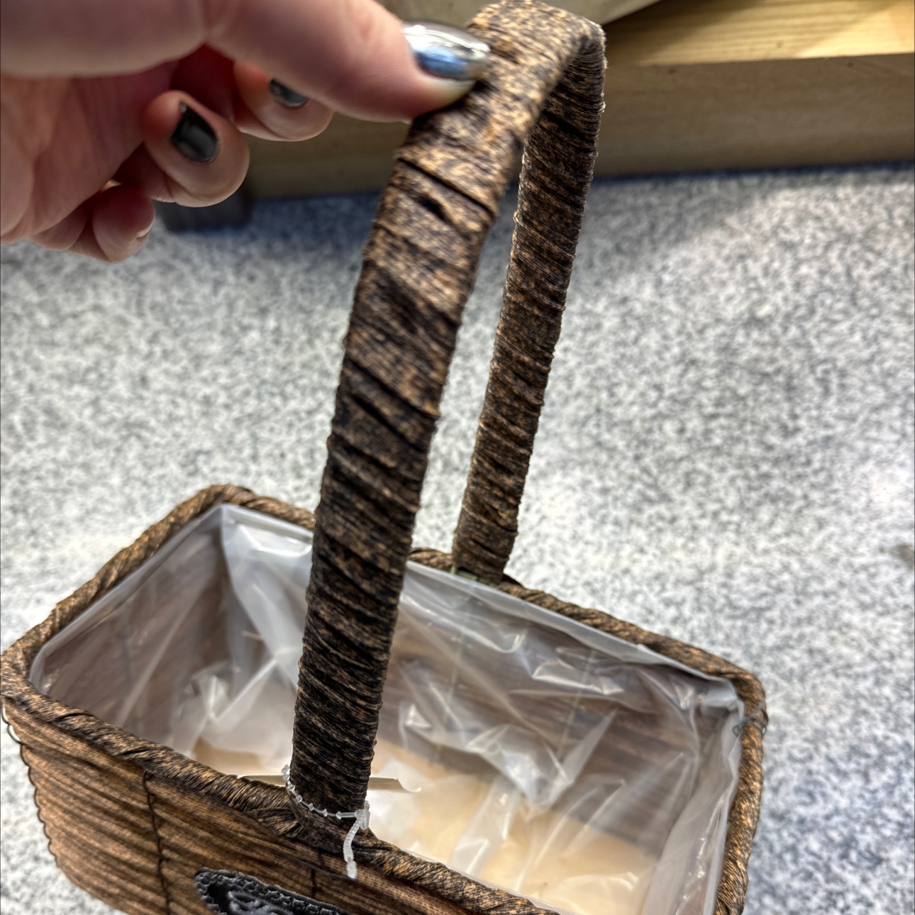 New product on the market! Hand-woven flower baskets made of PP material, durable and practical, making your home feel warmer and more cozy! details Picture