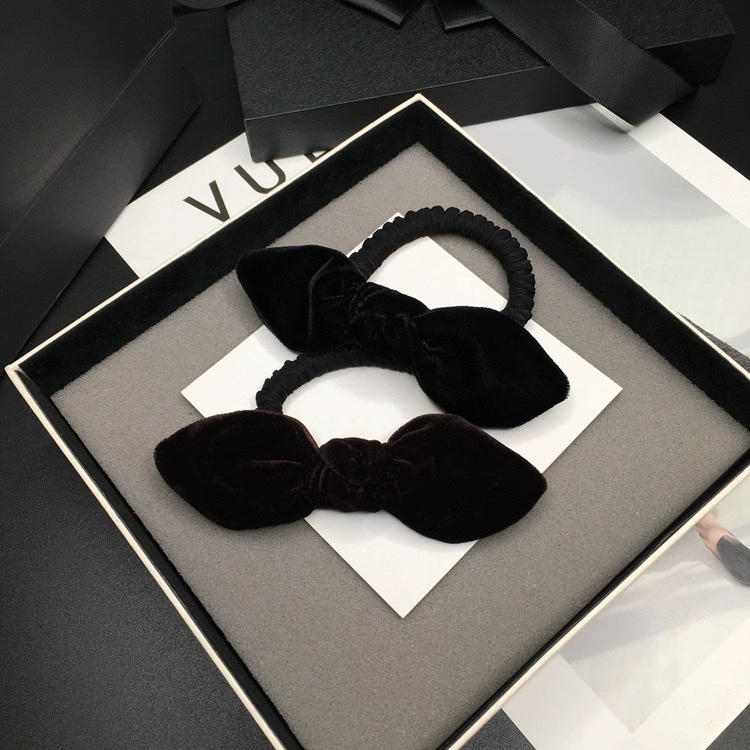 The velvet bow hair tie is simple and elegant. The velvet hair tie exudes a sense of style. The black bun hair loop leather case is highly elastic and feminine