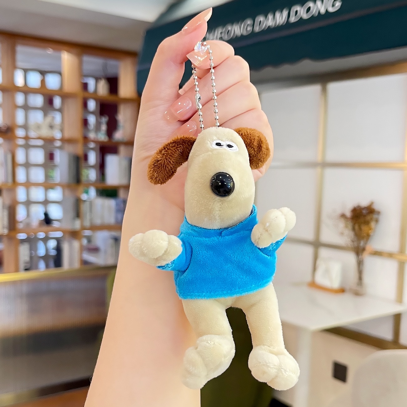 Plush hoodie dog cartoon keychain, cute female doll, car key chain, exquisite figurine, couple backpack pendant Application Scenario