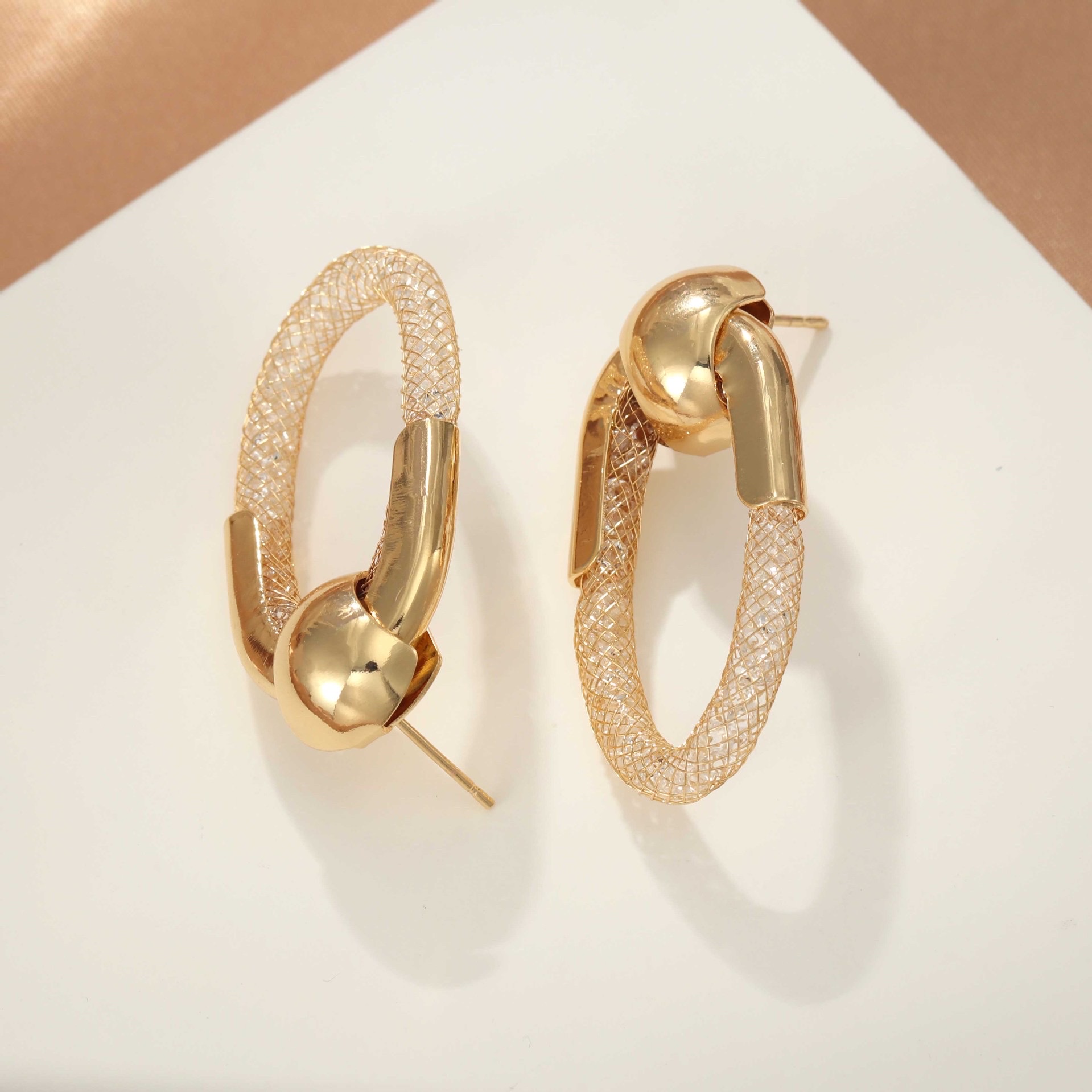 跨境热销椭圆耳圈半镂空金色耳钉设计感简约时尚质感圆形耳饰耳坠亚马逊爆款穿刺饰品细节图
