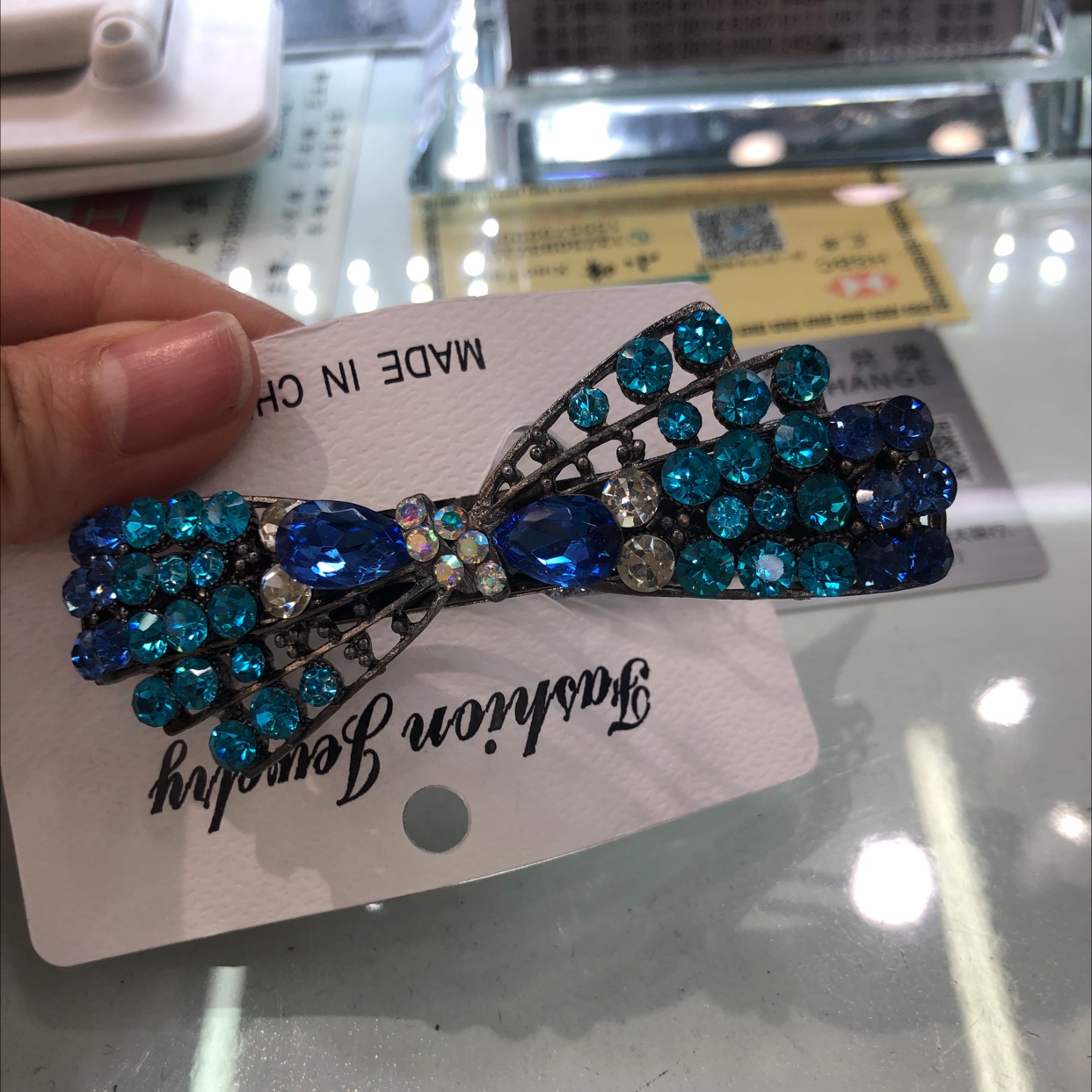 新品上市！女孩专用复古风红头绳，优雅又时尚，不购买你可能会后悔哦！新品上市！女孩专用复古风红头绳，优雅又时尚