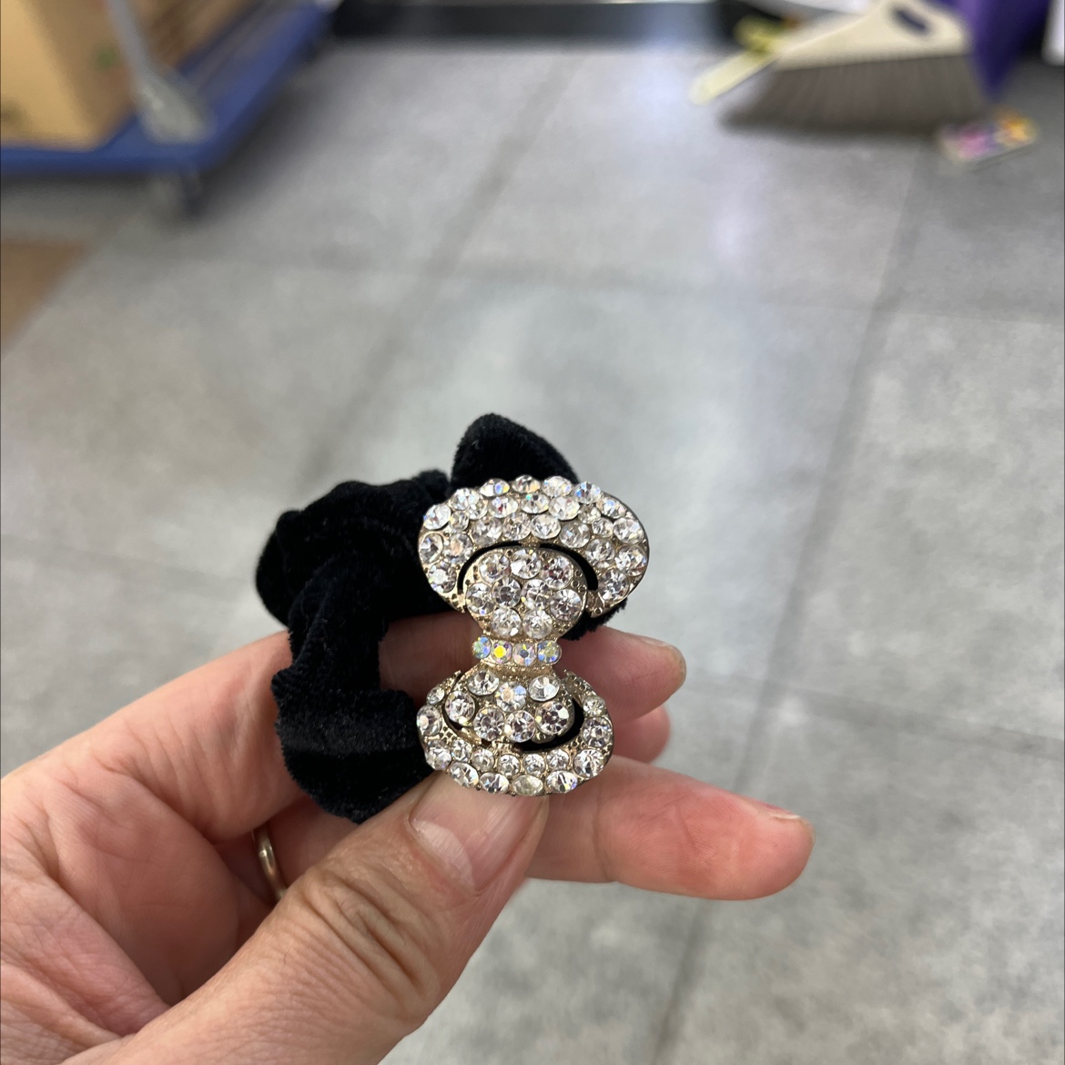 新品上市！复古风红色头绳，女孩专属头饰，优雅又时尚，不购买你                       可能会后悔哦！