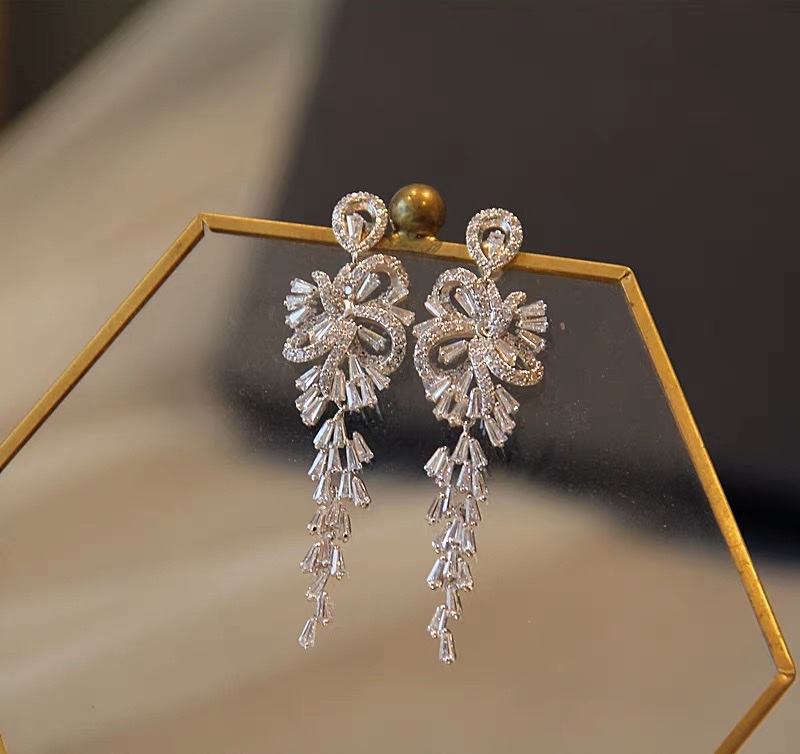 New product on the market! Super value five-pointed star bread earrings, a two-in-one design of ear thread and stud, fashionable and practical. Free gifts are waiting for you to claim! Versatile and elegant fringed bride earrings, long style