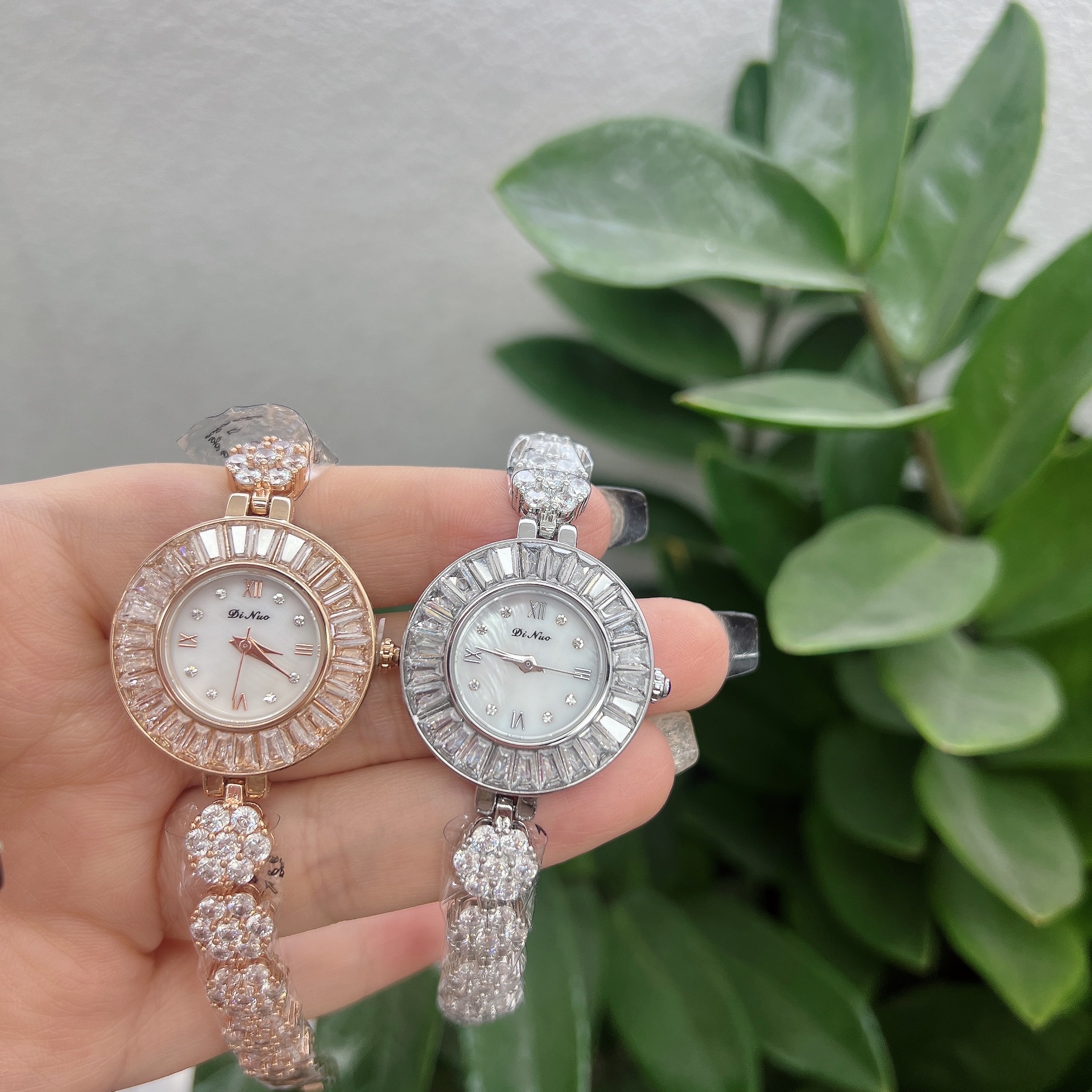 H668手表·石英表盘镶钻 满钻梅花手链手表时装表