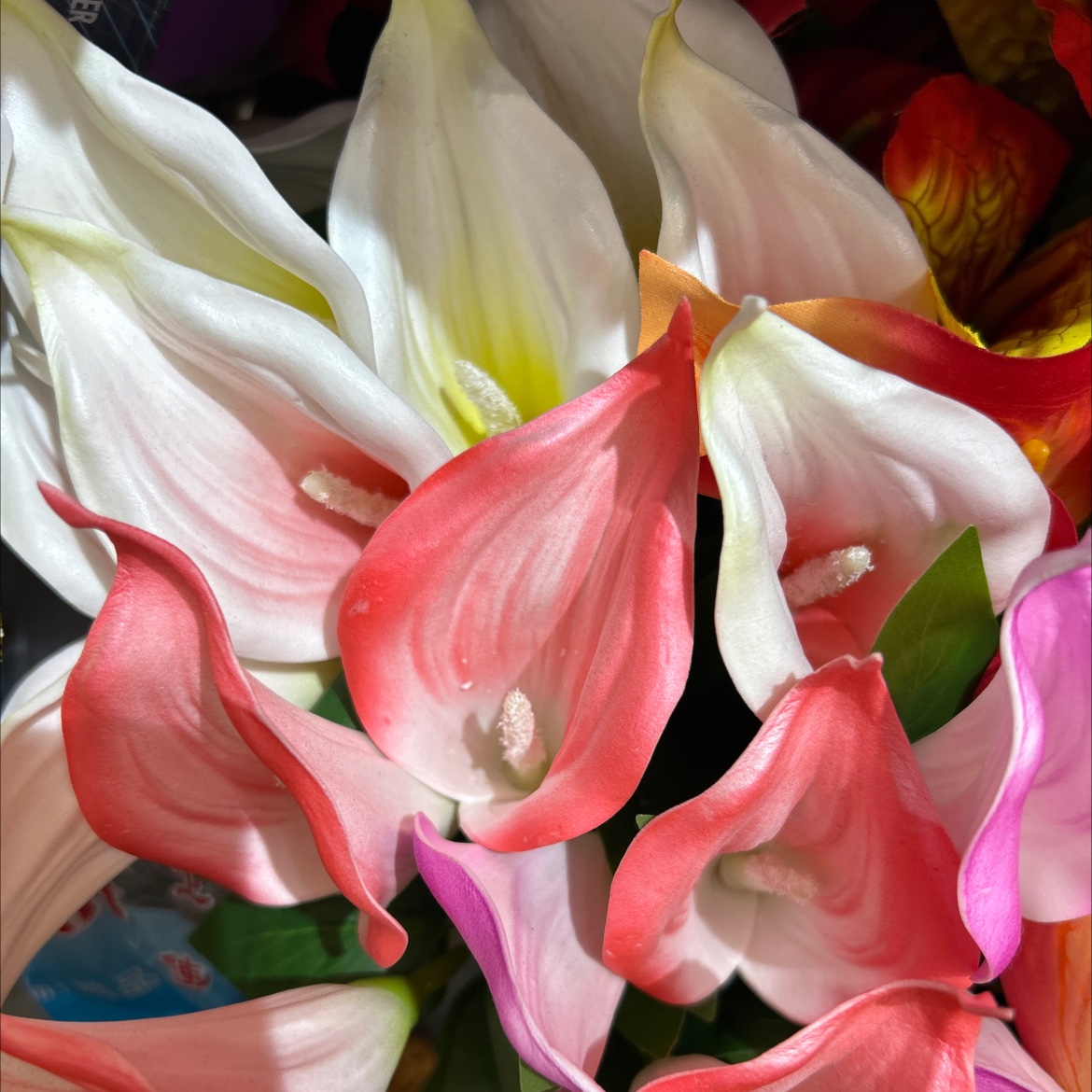 Tulip plastic flowers at great value, including Qingming wreaths and Christmas wreaths, are all available. Artificial and realistic flowers are incredibly lifelike. Plastic flowers are a must-have for arch decoration