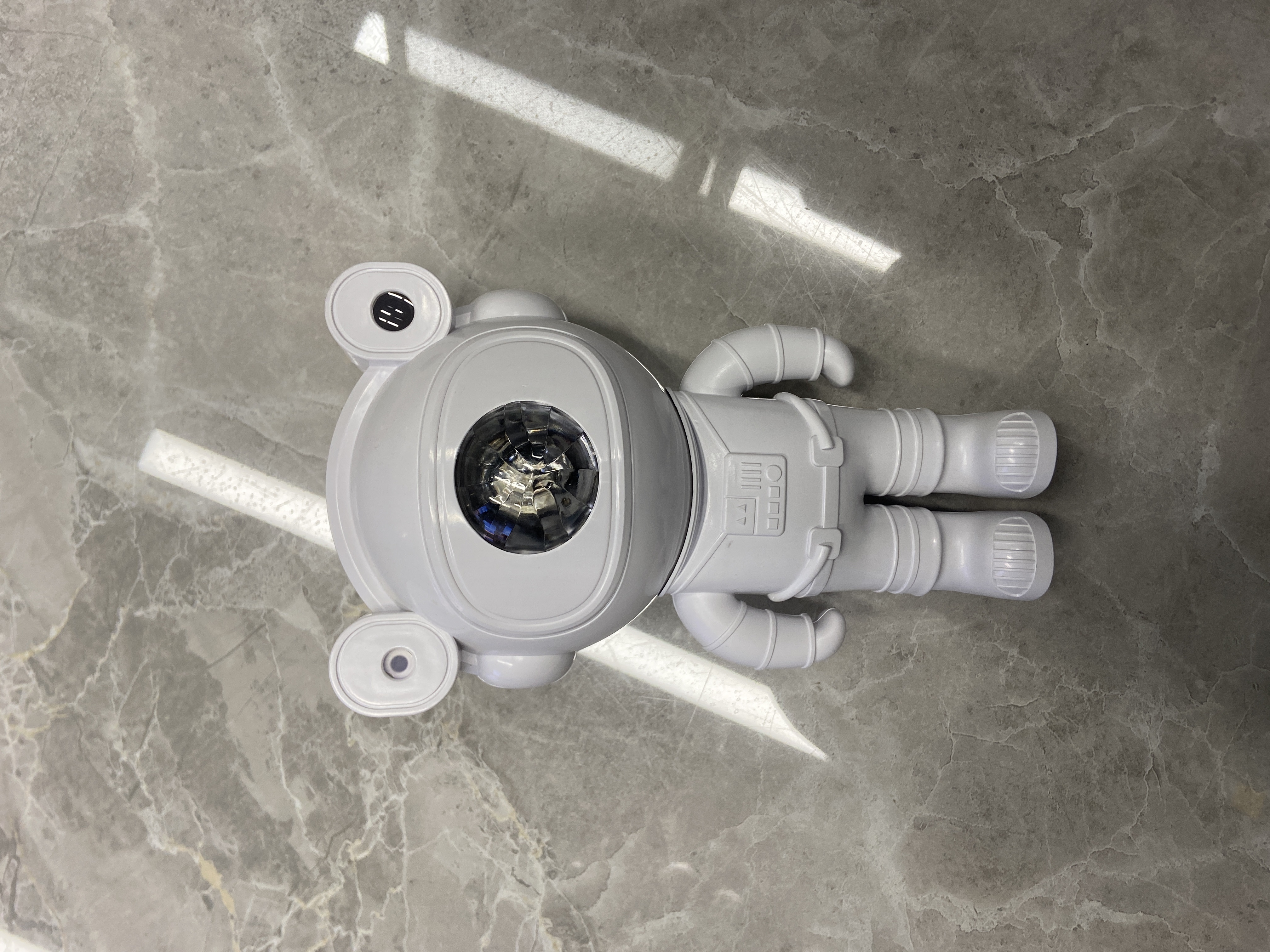 Bluetooth Astronaut Laser Light XL-731 Light source: Red -100mW Green -50mW LED(full color)3*1W/laser light/ambient light