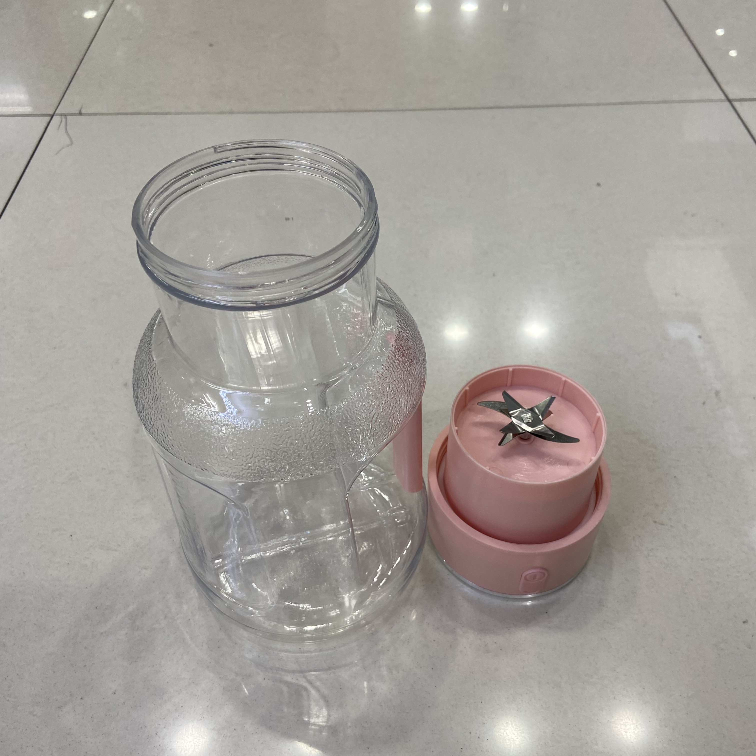 Ton ton bucket juicer, multi-functional juicer, portable electric USB charging, transparent juicer cup, juicer bucket Application Scenario