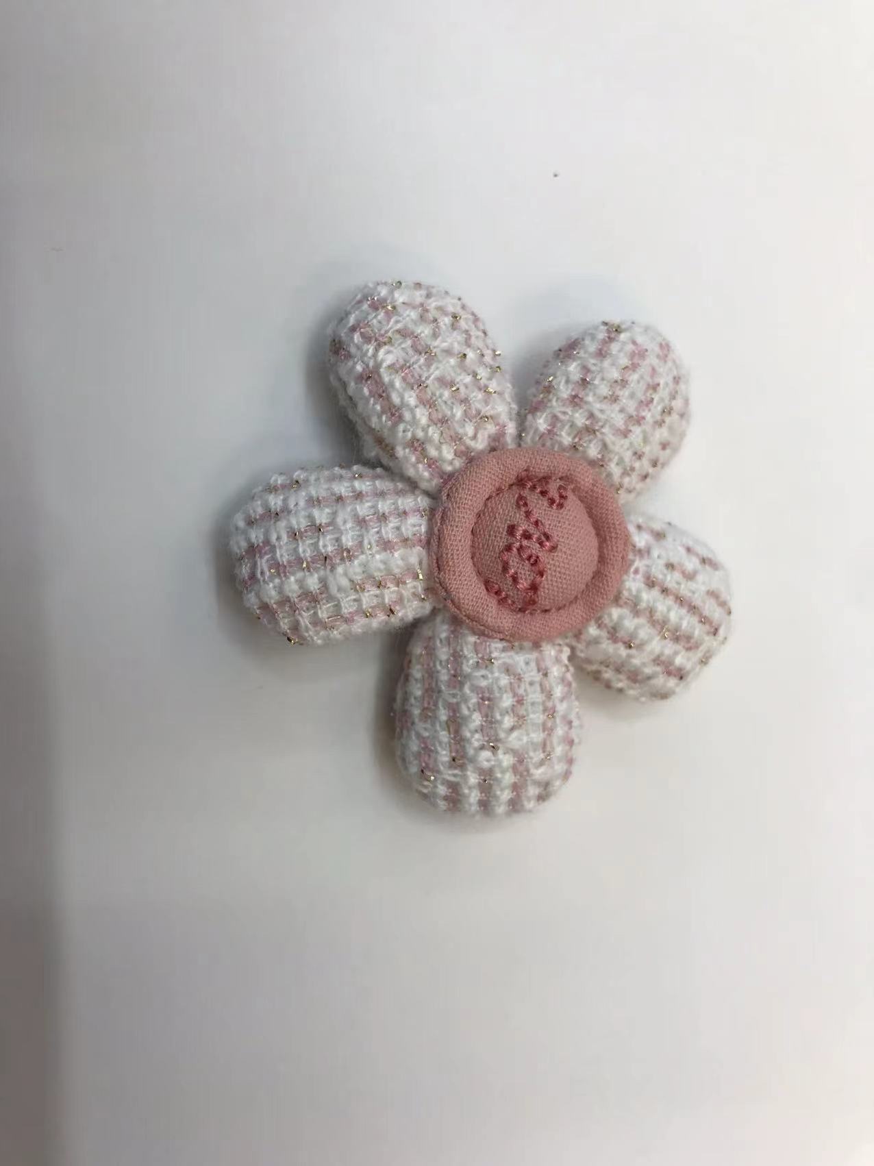 New product on the market! Knitted fabric with bright silk stripes and five-petal letters, fashionable and practical. Great value offer. Missing it will be a pity! Application Scenario