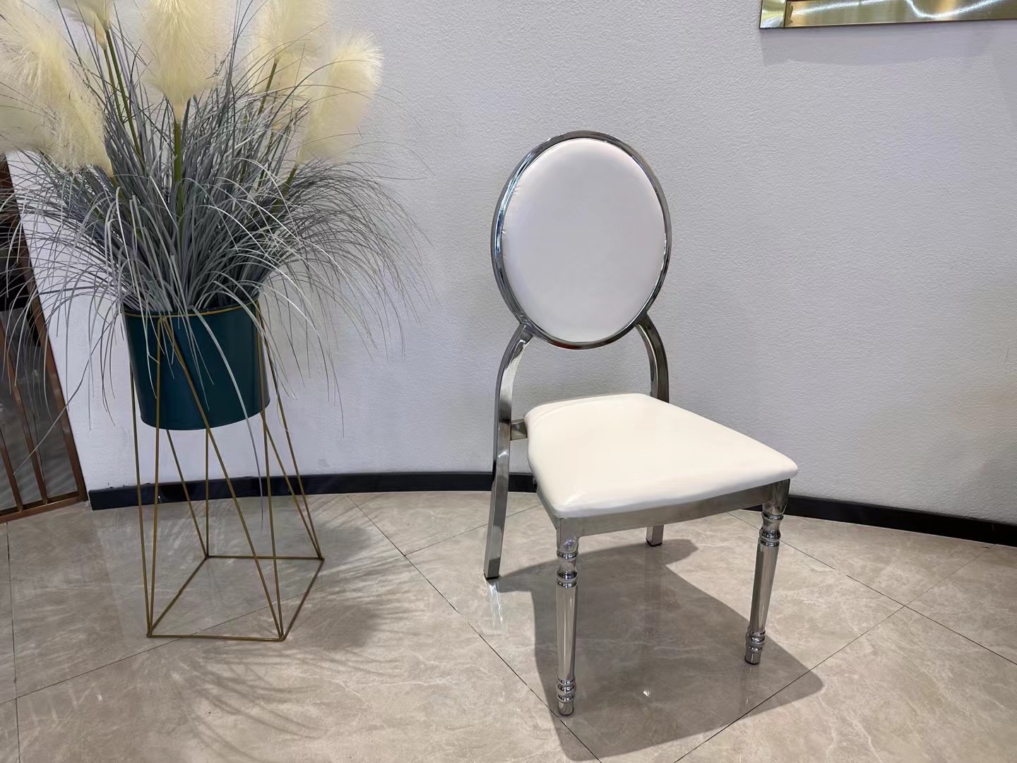 New Products In The Market! Metal Electric Gold Plated Dining Chair, Theme Restaurant First Choice, Soft Bag Design, Sit Comfortable, Elegant And Inexpensive, Gifts Waiting For You To Take! Application Scenario