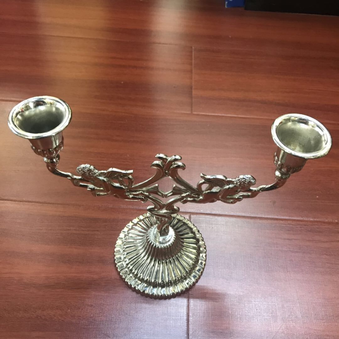 Antique church metal American-style home decorative items, wax table, romantic European candlelight dinner, two-candle stand Application Scenario