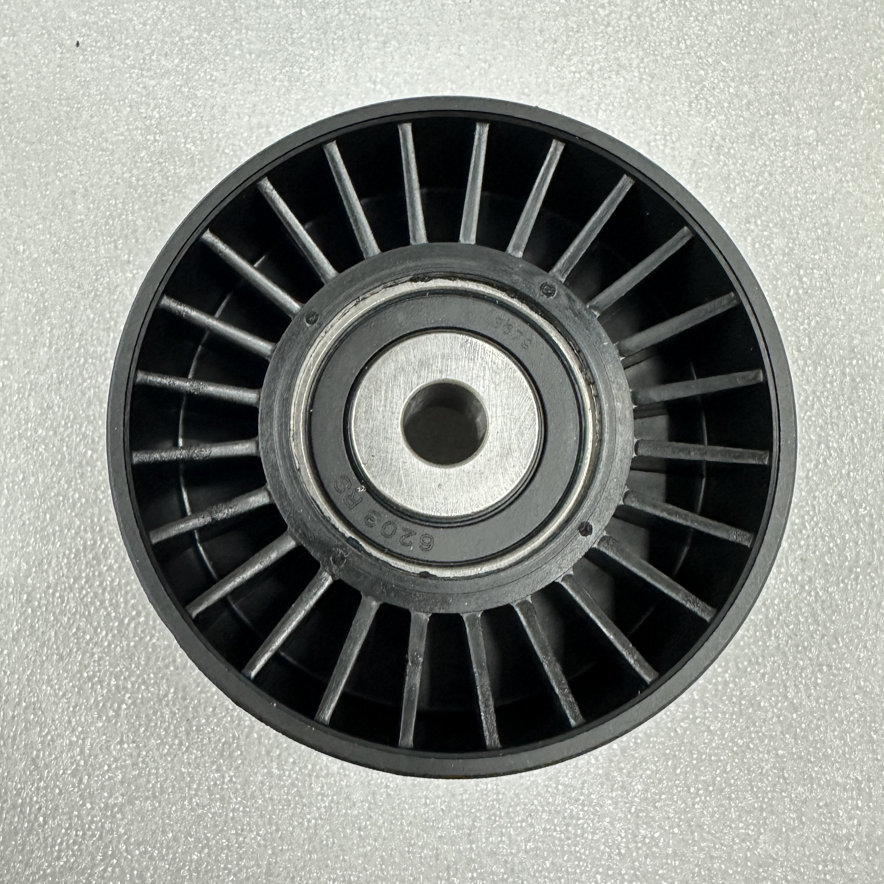 汽车配件适用于奔驰皮带涨紧轮配件惰轮 0005500433白底实物图