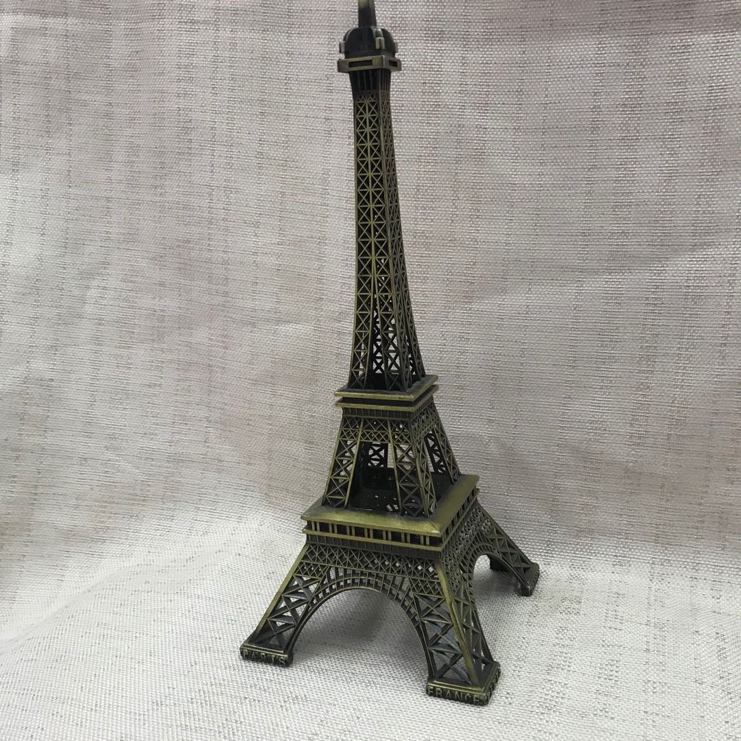 The World Famous Landmark Architecture Crafts Paris Eiffel Tower Model Creative Gift Decorations Application Scenario