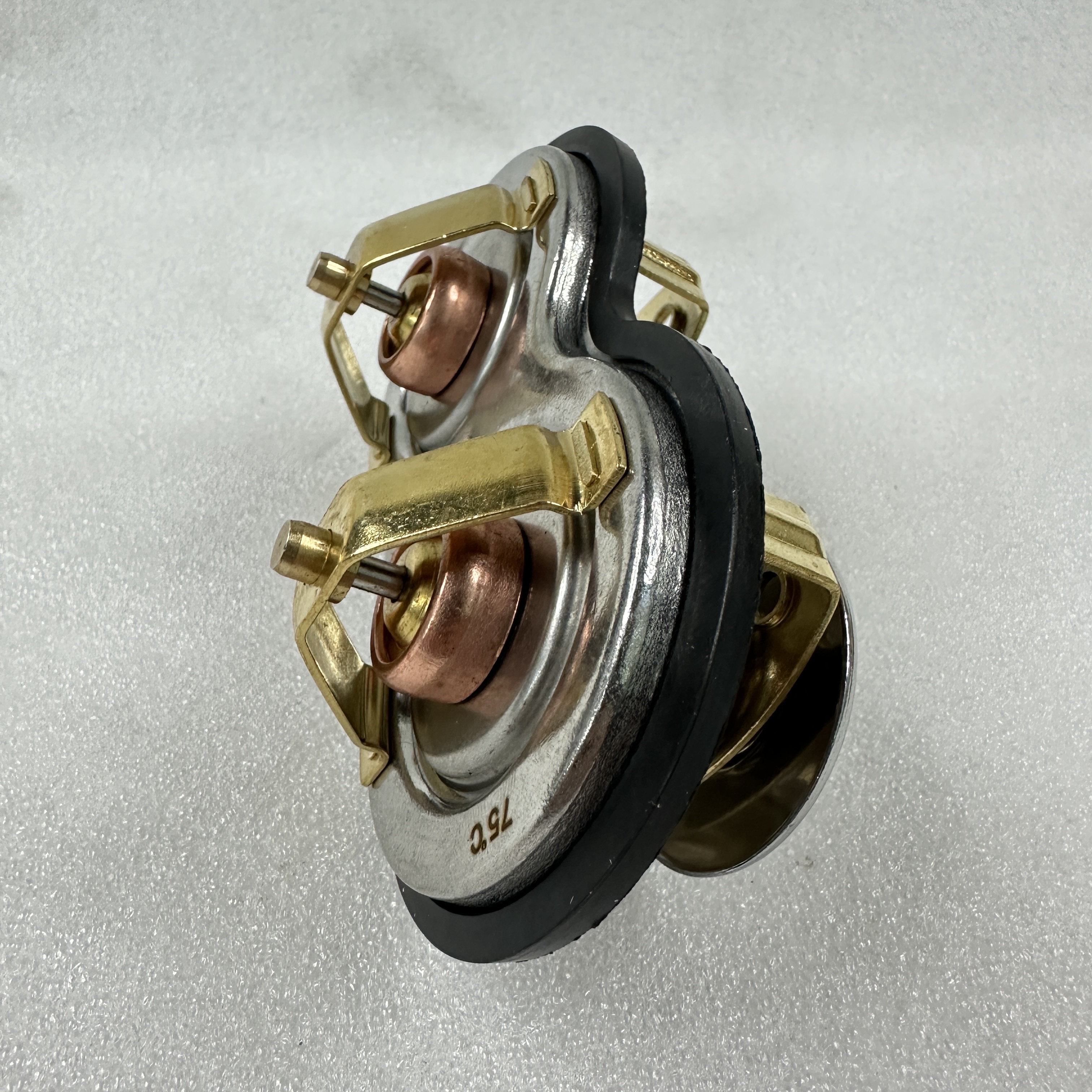 تنطبق قطع الشاحنات على نظام تبريد مكونات محركات الشاحنات الاسكننية 1404924 1353567 1358995. details Picture