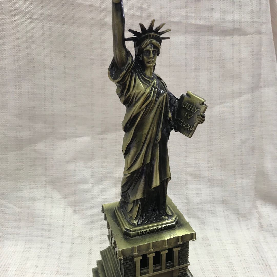 French Eiffel Tower Model Alloy Decorative Ornaments European Decoration Photography Props Decorative Ornaments Application Scenario