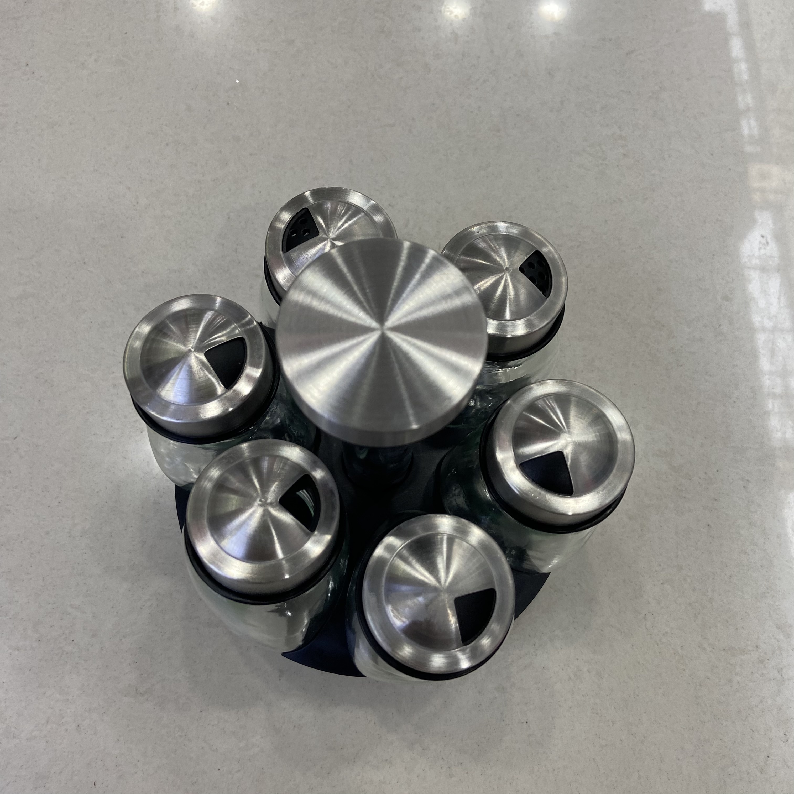Seasoning jars, household kitchen rotating seasoning bottles and jars, seasoning boxes, salt shakers, barbecue tools and supplies, stainless steel sprinkling bottles Application Scenario