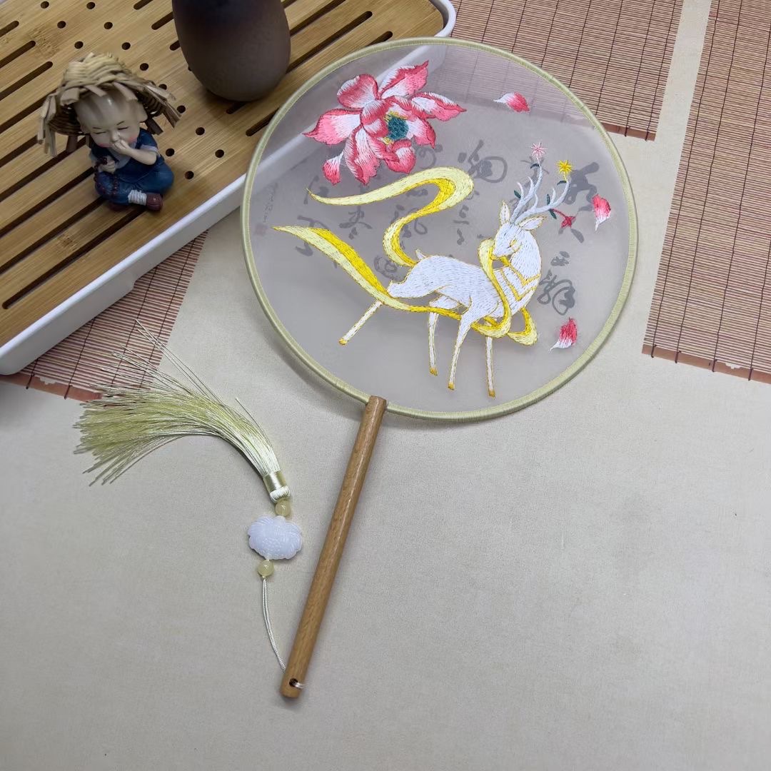 Double-sided embroidered Suzhou embroidery folding fans, ancient-style fans, Hanfu fans, dance fans, decorative items, embroidered fans, folding fans, folding fans, fans for children, summer Chinese style detail image 6