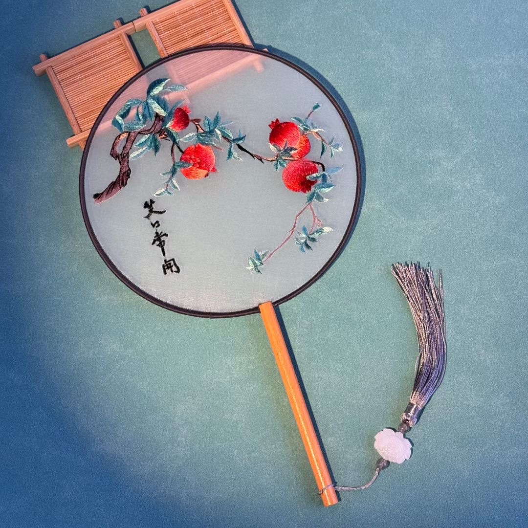 Double-sided embroidered Suzhou embroidery folding fans, ancient-style fans, Hanfu fans, dance fans, decorative items, embroidered fans, folding fans, folding fans, fans for children, summer Chinese style Application Scenario