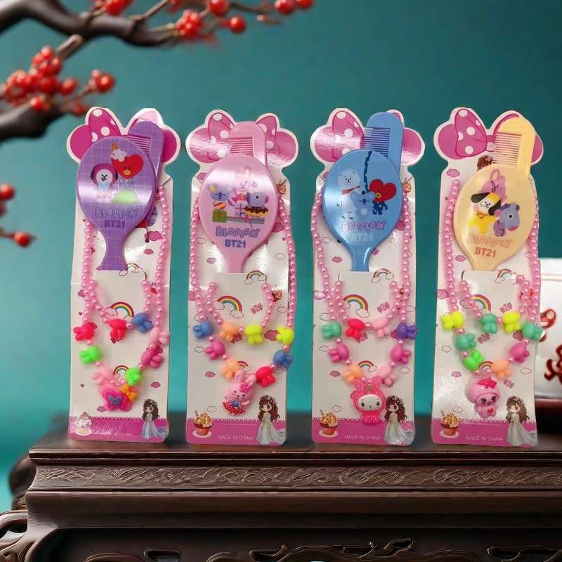 儿童项链，手链，镜子，梳子套装，更多产品可到A2-311店咨询，或电话13957918239咨询