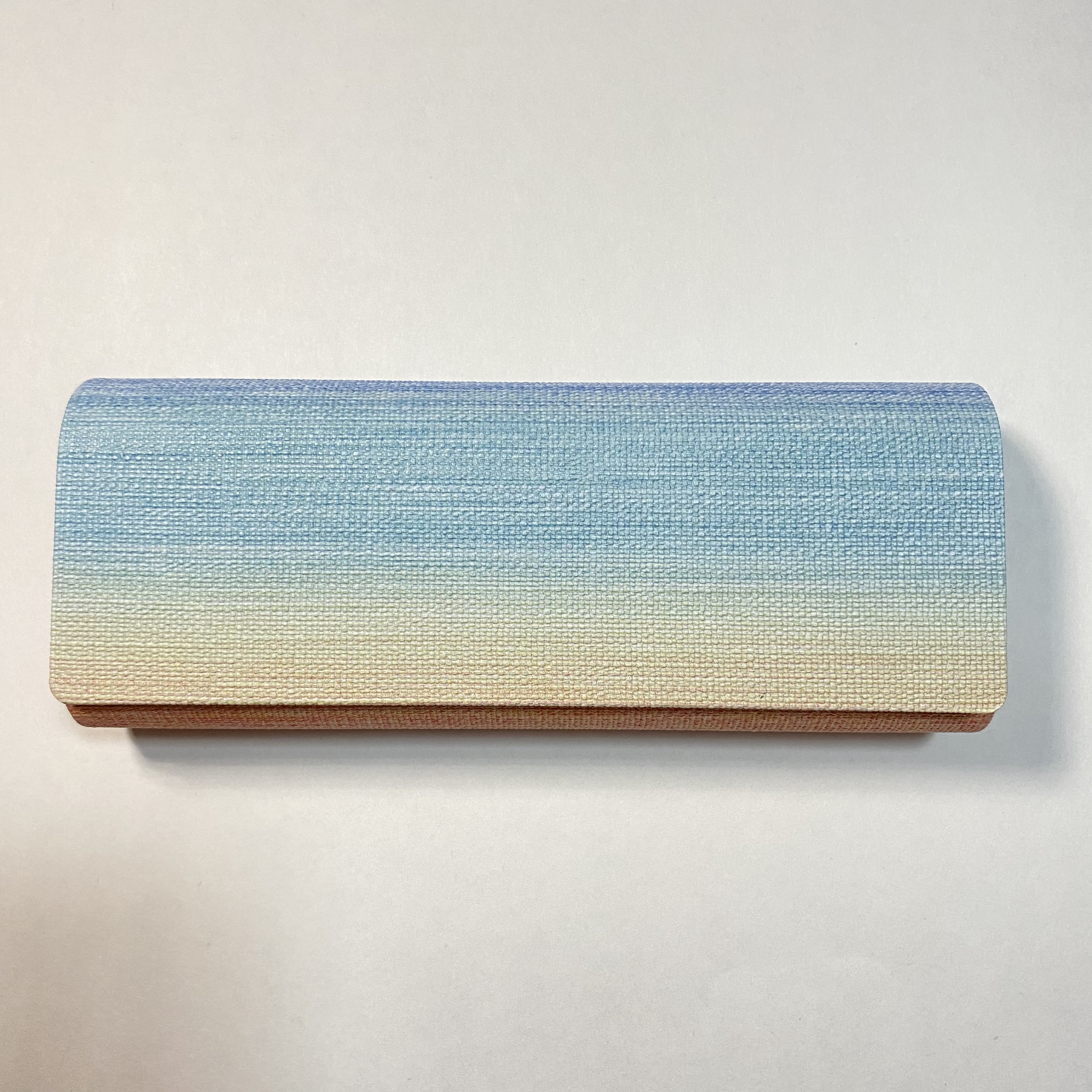 The rainbow-colored optical glasses case is specially recommended by optical stores for students with myopia to wear glasses. The glasses case is shockproof and portable Application Scenario