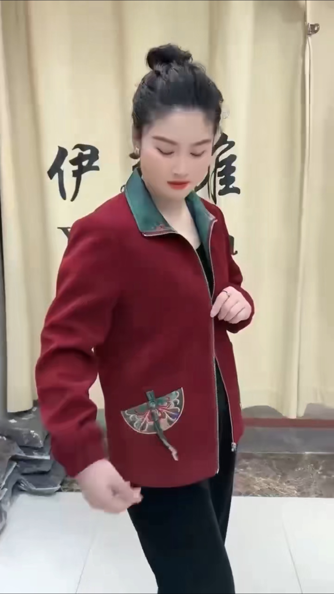 New arrivals for middle-aged and elderly women's clothing in Spring and autumn 2024: Red long-sleeved top with Chinese style elements, a trendy and simple yet fashionable spring and autumn wear Application Scenario