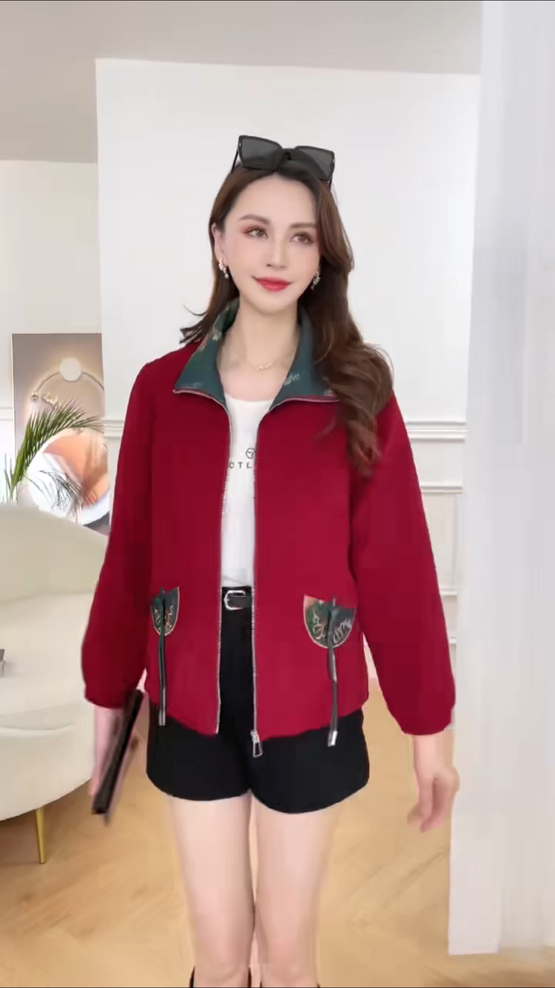 The new collection for Spring and Autumn 2024 is now available. It features a red long-sleeved women's top with Chinese style elements, a simple yet fashionable design with exquisite details details Picture