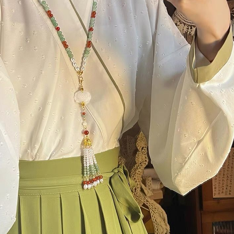 Chinese Wind Pressure Flanged Hanfu Pendant Necklace Autumn Winter New Chinese Ancient Style Back Cloud Fringe Necklace Horse Skirt Cheongsam Accessories Application Scenario